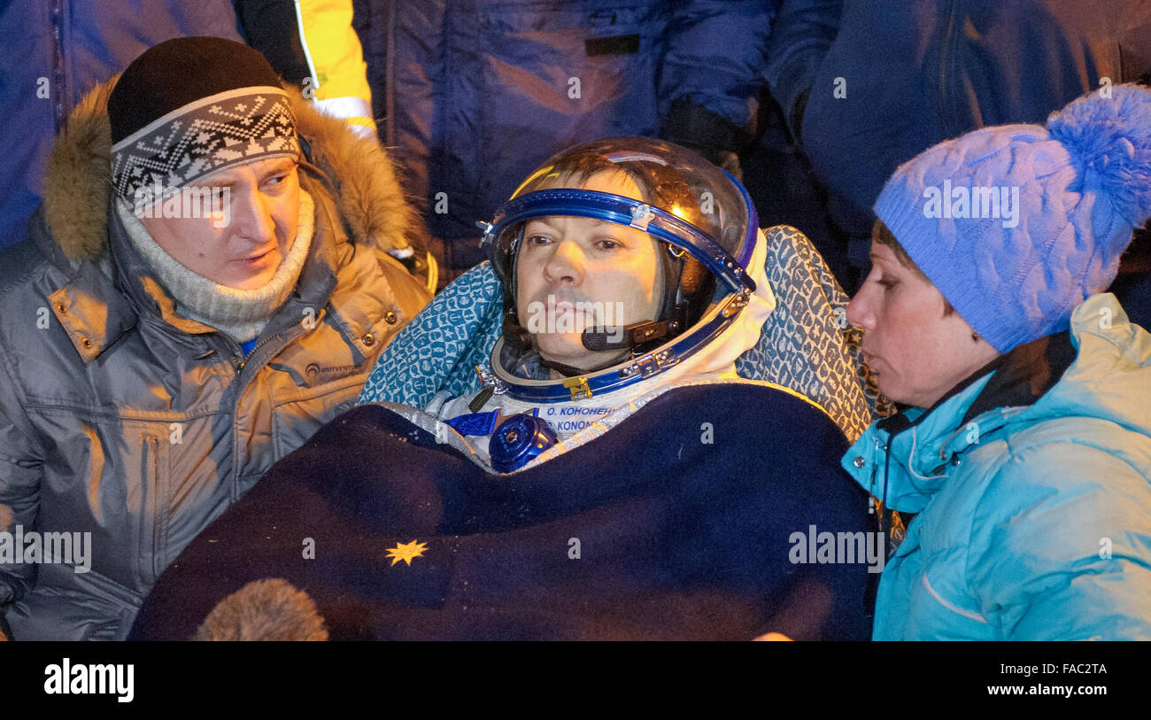 Stazione Spaziale Internazionale Expedition 45 membro dell'equipaggio russo Oleg Kononenko di Roscosmos è portato al medico tenda momenti dopo lo sbarco in una zona remota del Soyuz TMA-17M veicolo spaziale 11 dicembre 2015 vicino Zhezkazgan, Kazakistan. L' equipaggio è rientrato dopo 141 giorni a bordo della Stazione Spaziale Internazionale. Foto Stock