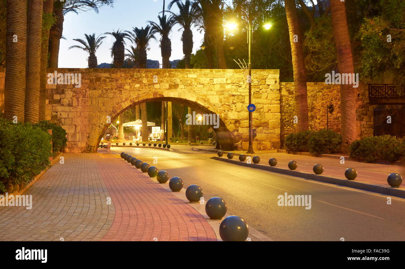 Kos - isole Dodecanesi, Grecia, ponte in pietra che conduce al cavaliere del castello e della città di Kos Foto Stock