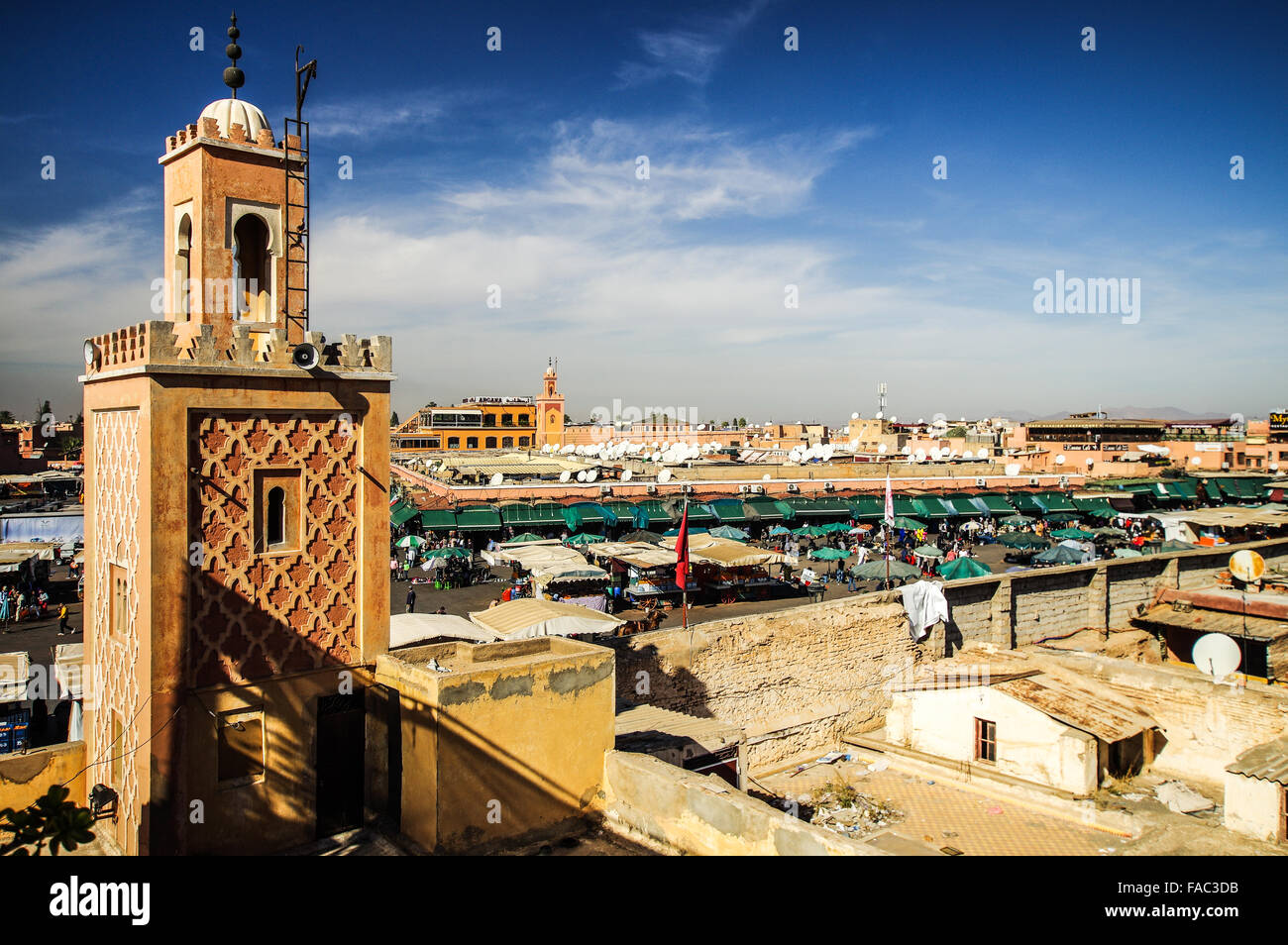 Minareto che si affaccia su Piazza Jemaa El Fnaa di Marrakech, Marocco Foto Stock