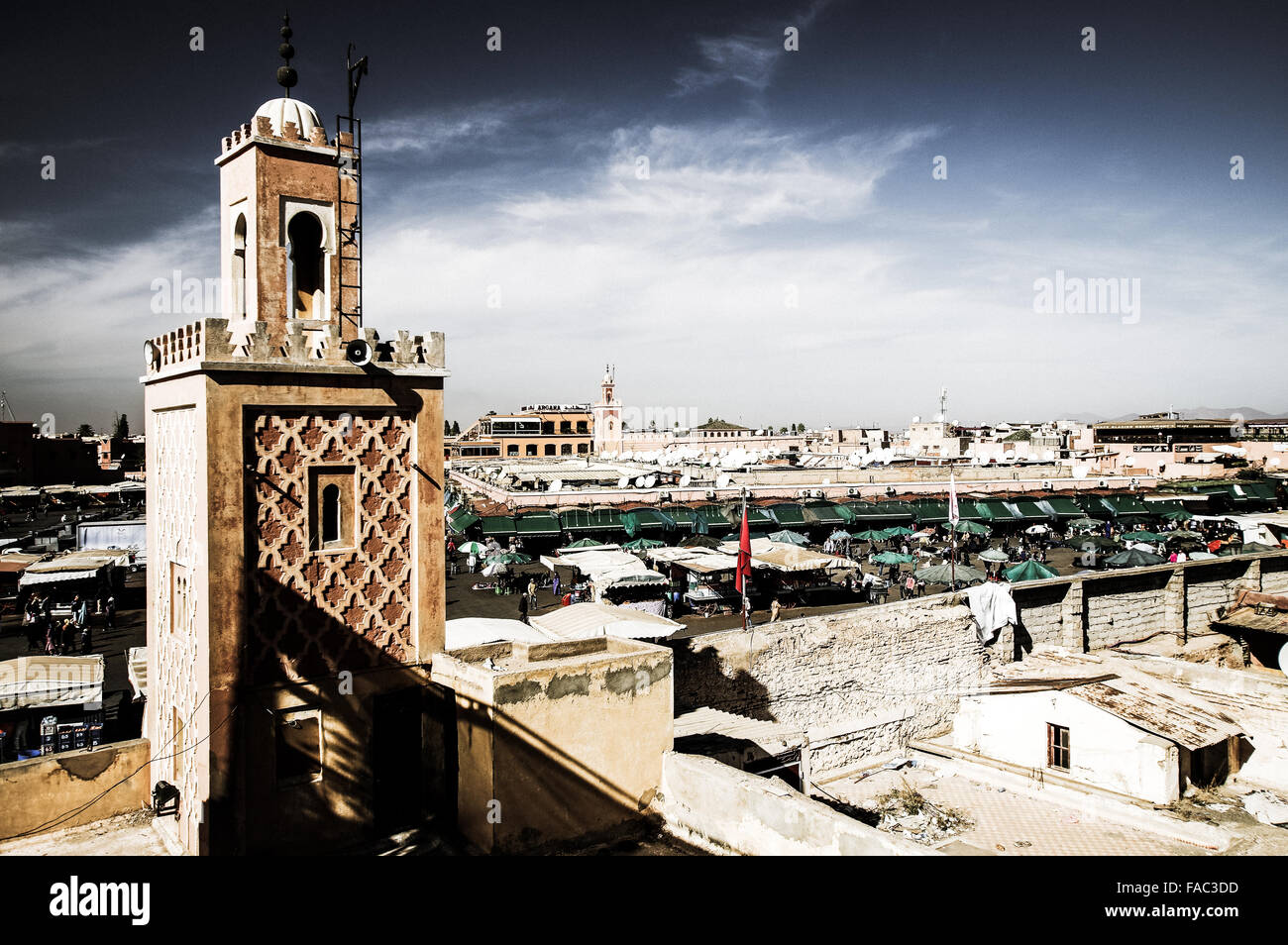 Minareto che si affaccia su Piazza Jemaa El Fnaa di Marrakech, Marocco Foto Stock