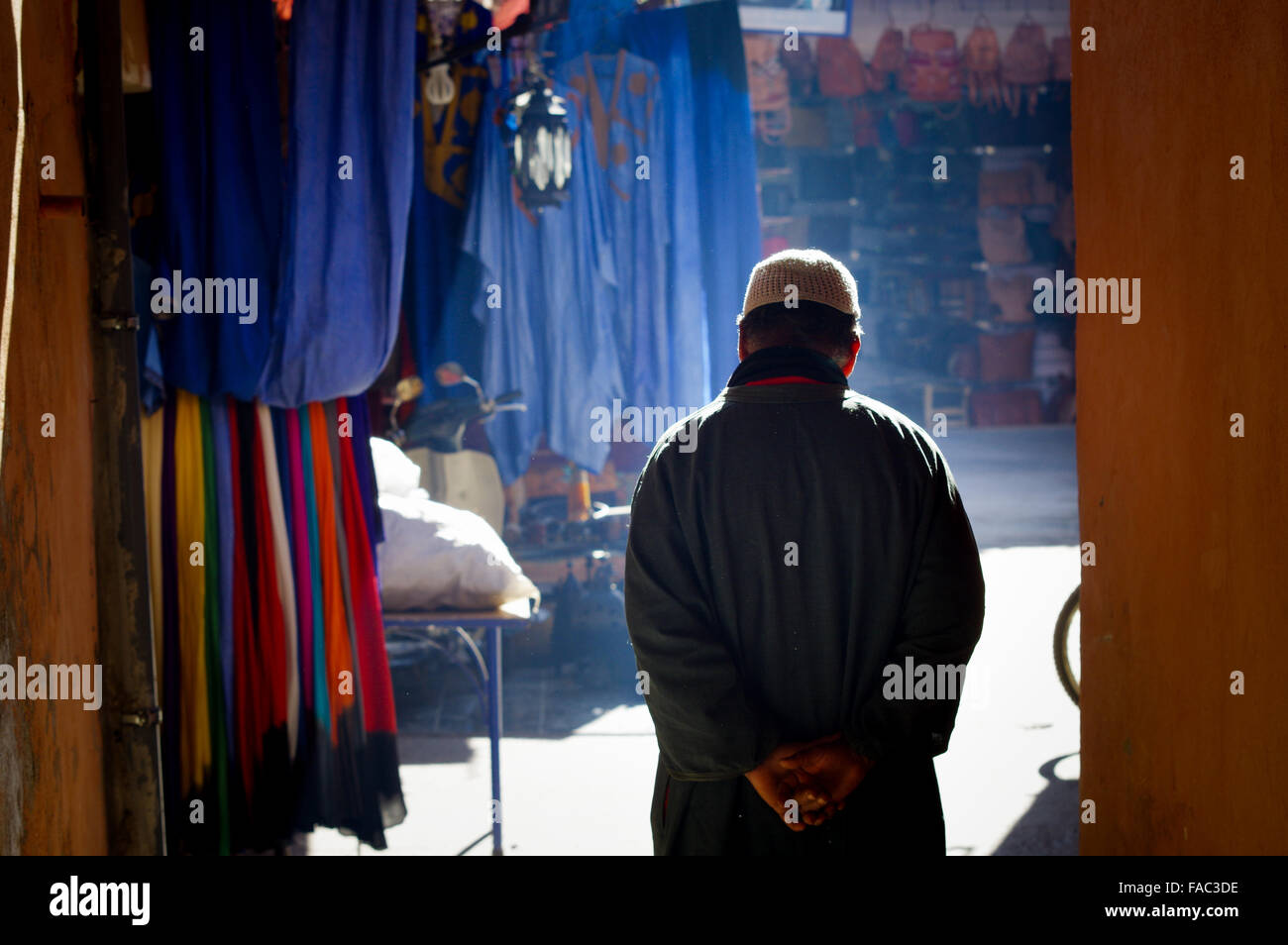 Uomo locale a piedi attraverso un souk - Marrakech, Marocco Foto Stock