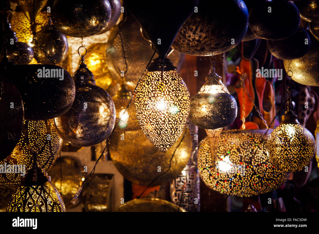 Paralumi in vendita in un souk di Marrakech Foto Stock