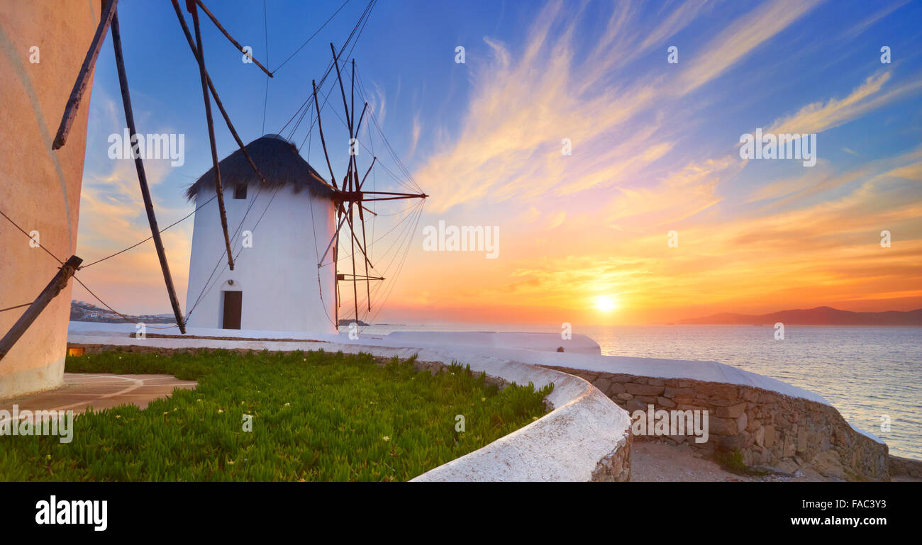 Mulini a vento all'alba, isola di Mykonos, Grecia Foto Stock