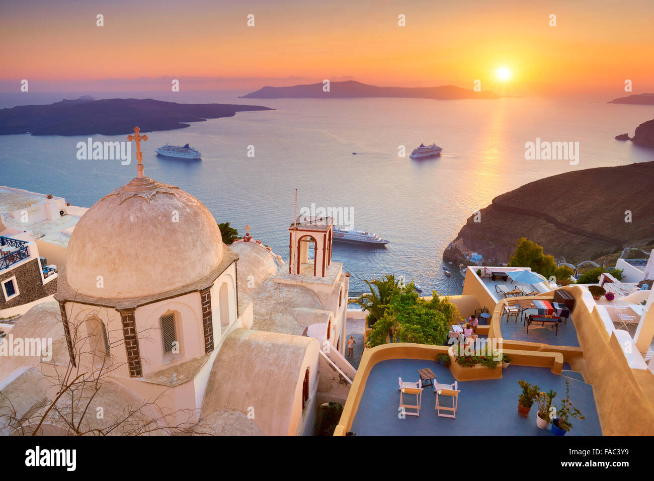 Isola di Santorini, Grecia - Vista in chiesa al tramonto a Thira (città capitale di Santorini) Foto Stock