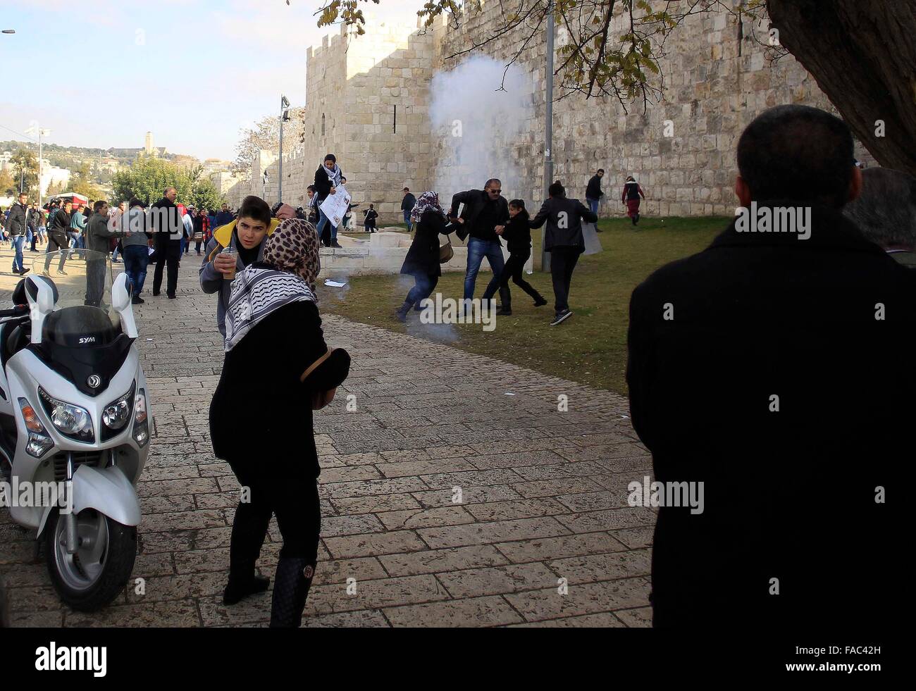 Gerusalemme. Il 26 dicembre, 2015. Palestinesi prendere parte a una protesta al di fuori di Gerusalemme la città vecchia del 26 dicembre, 2015. I palestinesi hanno protestato su Sabato, esigendo la restituzione dei corpi che sono stati uccisi durante la recente ondata di violenza con Israele. © Muammar Awad/Xinhua/Alamy Live News Foto Stock