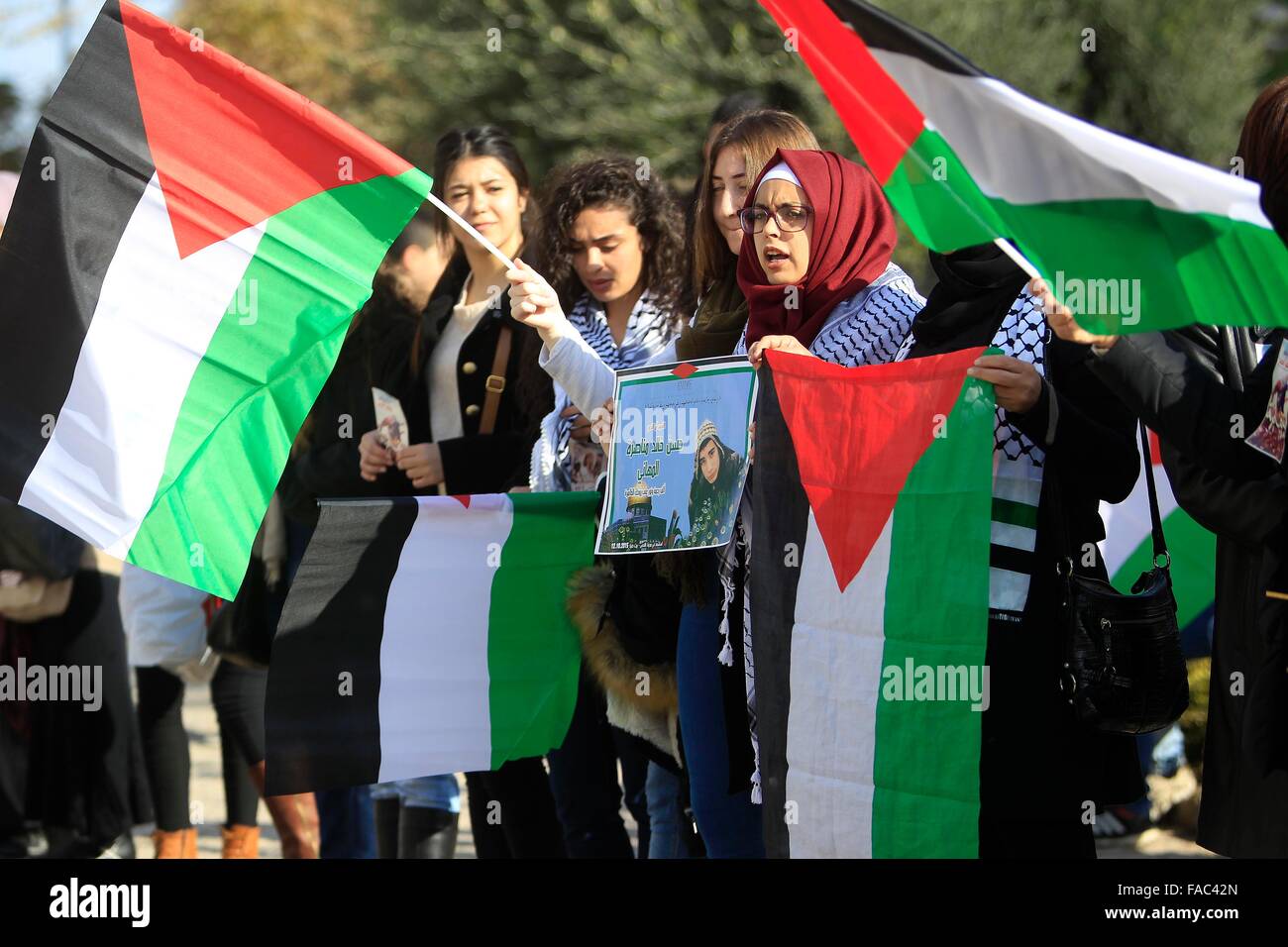 Gerusalemme. Il 26 dicembre, 2015. Palestinesi prendere parte a una protesta al di fuori di Gerusalemme la città vecchia del 26 dicembre, 2015. I palestinesi hanno protestato su Sabato, esigendo la restituzione dei corpi che sono stati uccisi durante la recente ondata di violenza con Israele. © Muammar Awad/Xinhua/Alamy Live News Foto Stock