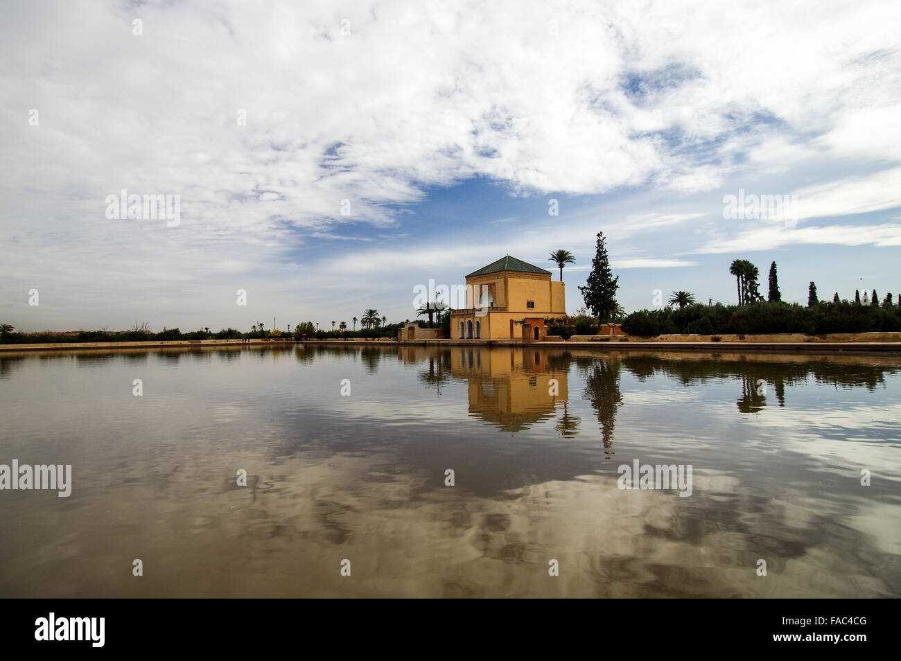 Vista dei giardini Menara dal padiglione - Marrakech, Marocco Foto Stock