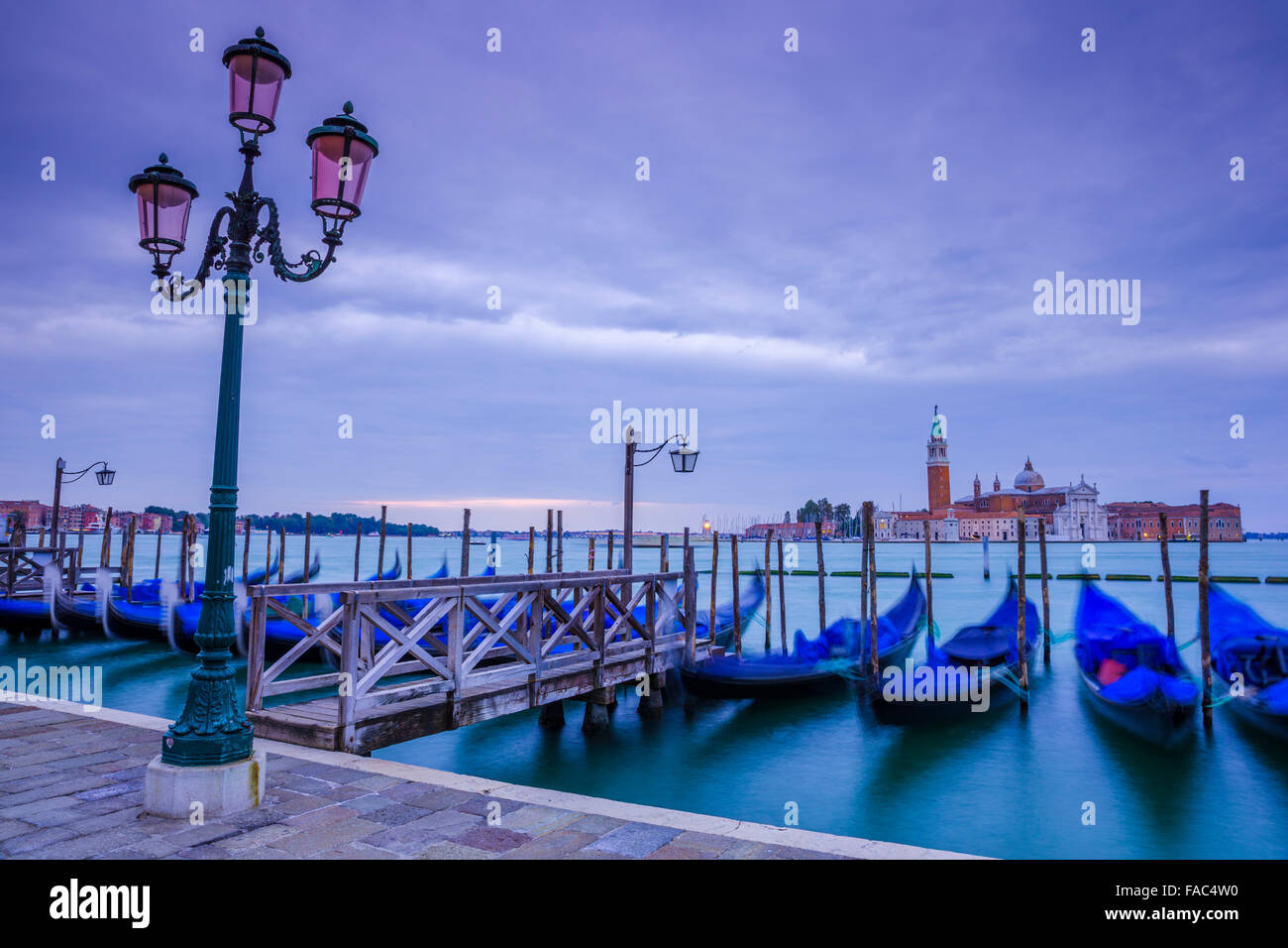 San Marco Traghetto Gondole Molo; Venezia Foto Stock