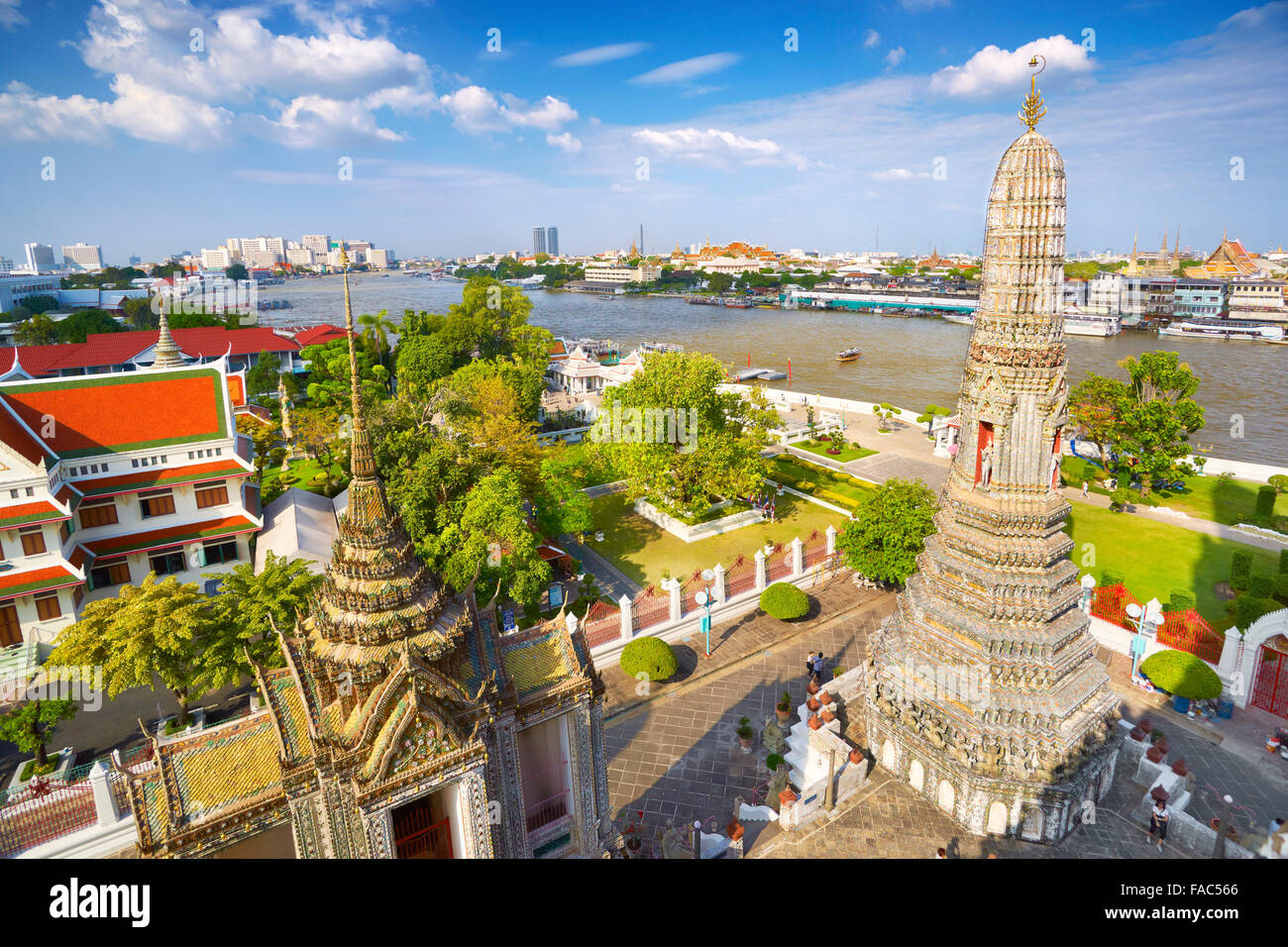 Thailandia - Bangkok, Wat Arun tempio (il tempio dell'alba), e il fiume Chao Phraya Foto Stock