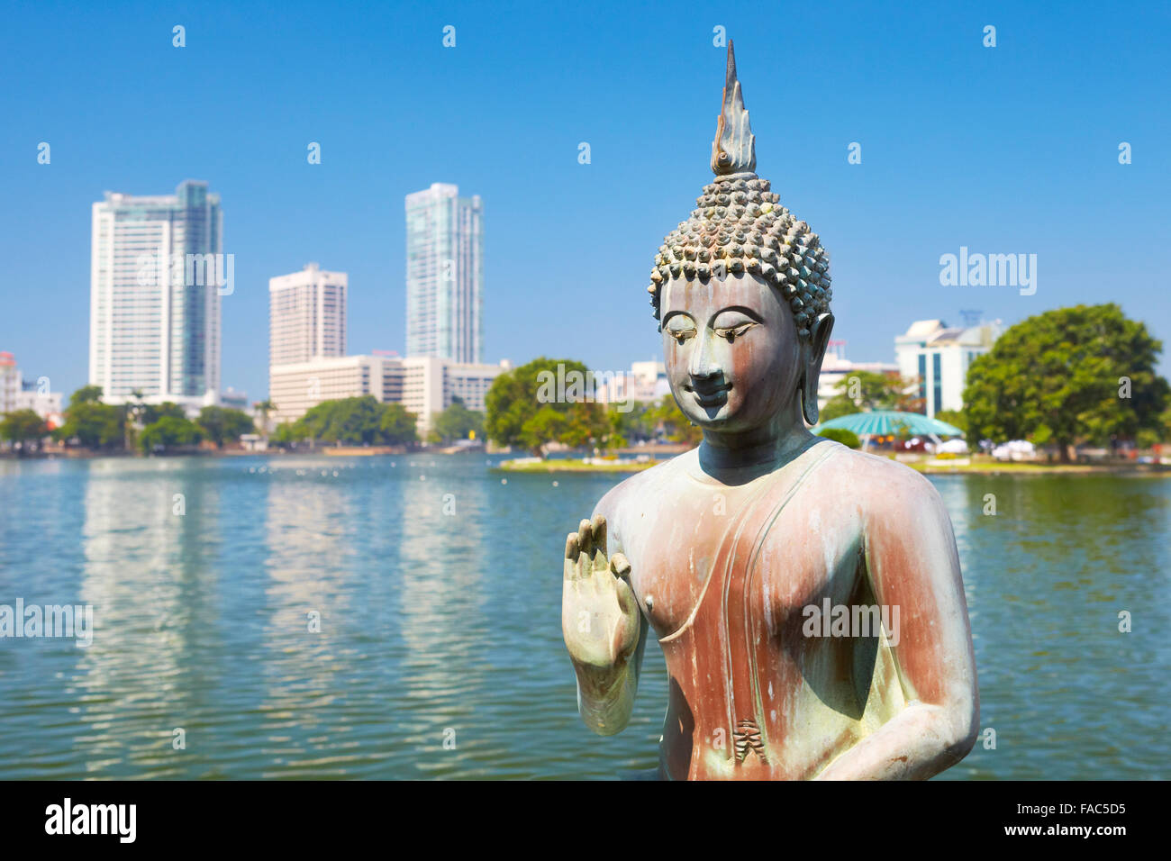 Sri Lanka - Colombo City, Seema Malaka tempio sul lago di Beira Foto Stock