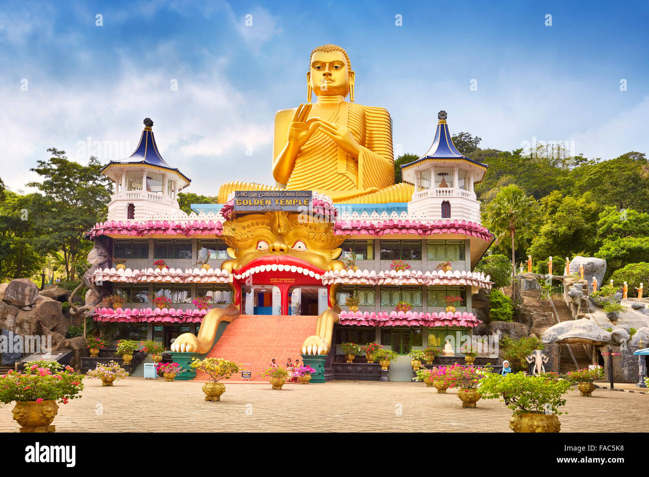 Sri Lanka - Dambulla, Golden statua del Buddha oltre il Museo Buddish, Patrimonio Mondiale dell UNESCO Foto Stock