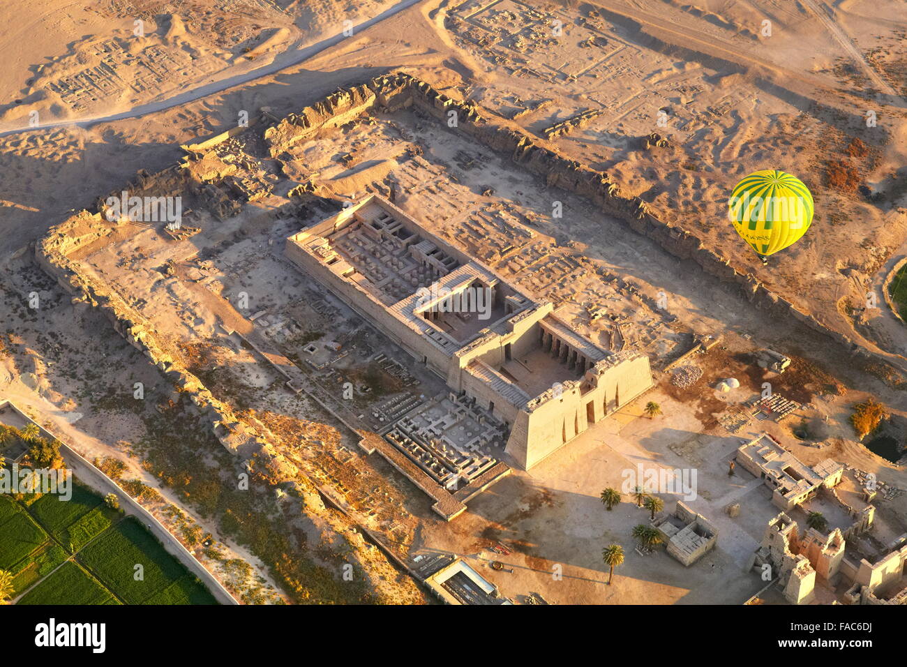 Egitto - Voli in mongolfiera sopra la Medinet Habu, Tempio di Ramses III, sulla sponda occidentale del Nilo, UNESCO Foto Stock