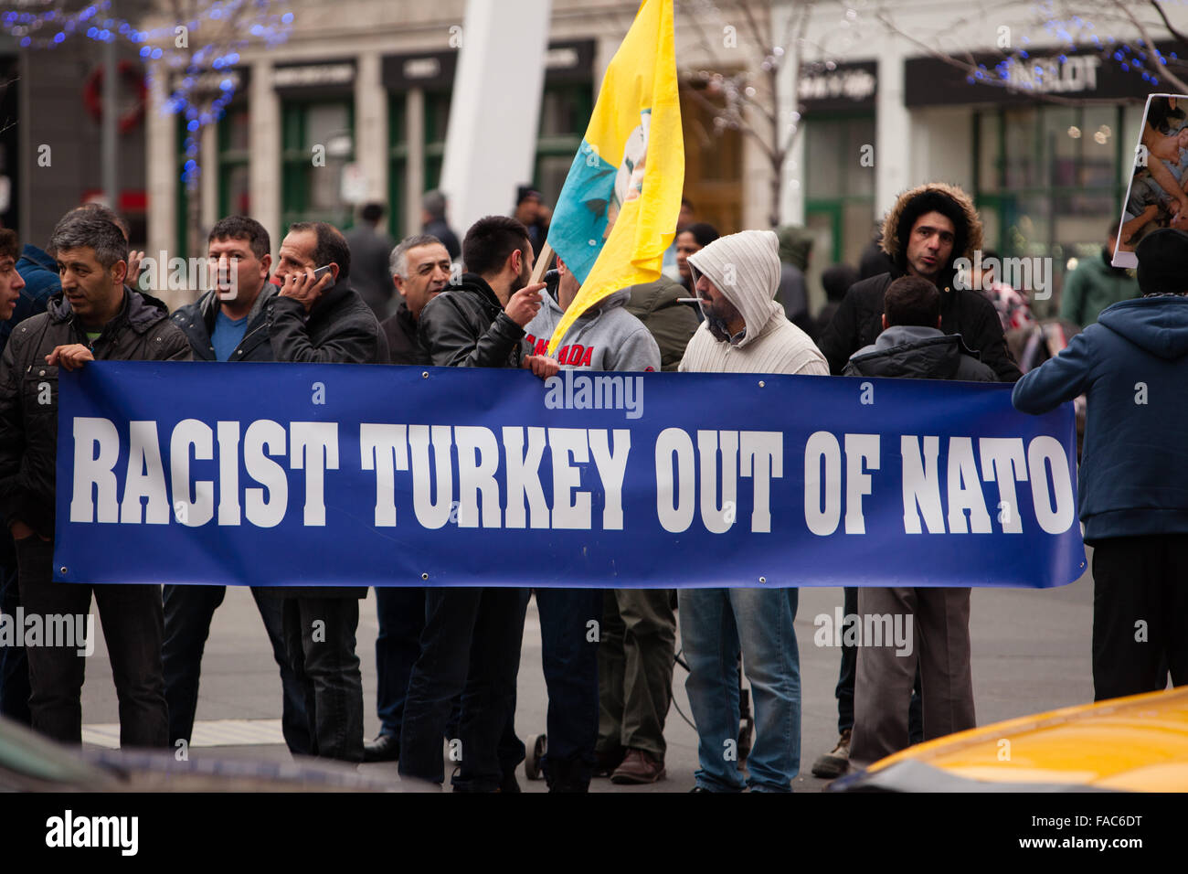 Canadesi curda tenendo premuto 'razzista la Turchia al di fuori della NATO" banner, protestando contro la politica turca Foto Stock