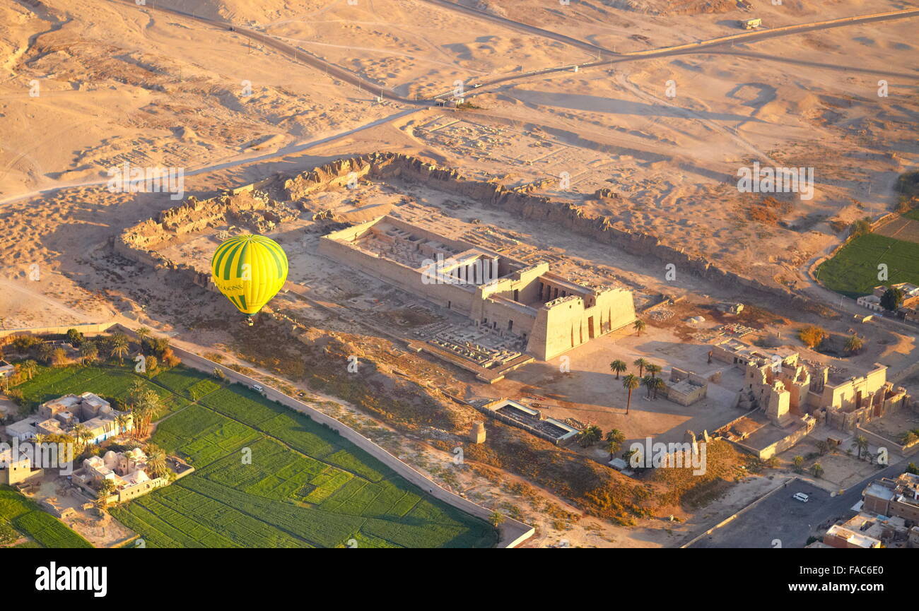 Egitto - Voli in mongolfiera sopra la Medinet Habu, Tempio di Ramses III, sulla sponda occidentale del Nilo, UNESCO Foto Stock