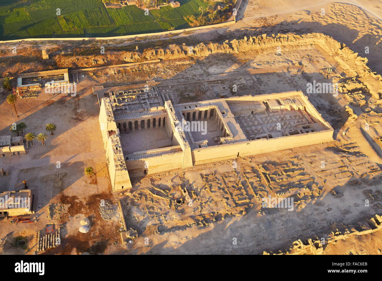 Egitto - Voli in mongolfiera sopra la Medinet Habu, Tempio di Ramses III, sulla sponda occidentale del Nilo, UNESCO Foto Stock