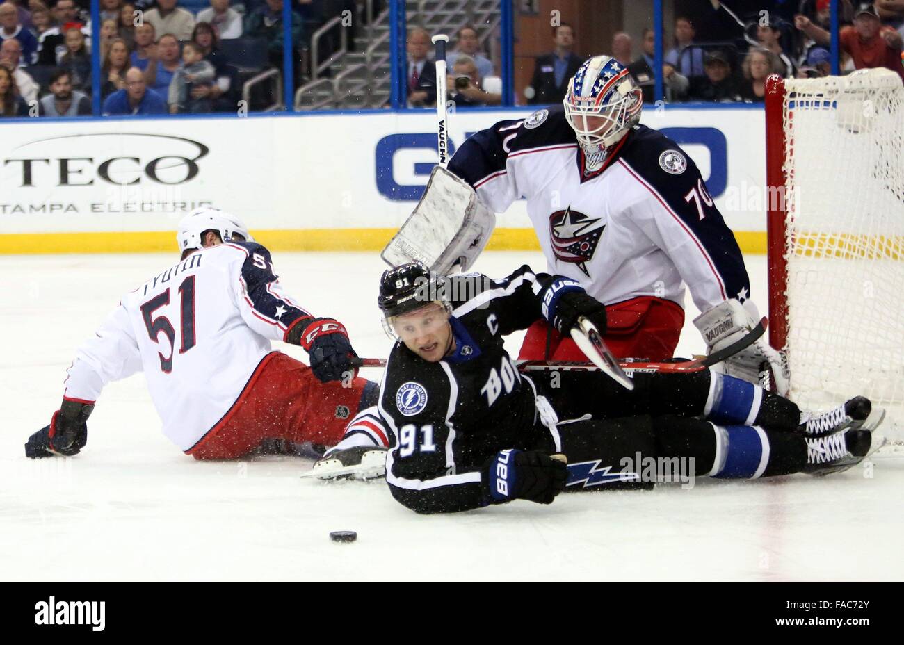 Tampa, Florida, Stati Uniti d'America. Il 26 dicembre, 2015. DOUGLAS R. CLIFFORD | Orari.Tampa Bay Lightning center Steven Stamkos (91) scorre attraverso la piega dopo la collisione con Columbus Giacche Blu defenceman Fedor Tyutin (51) Pur contestando Columbus Giacche Blu goalie Joonas Korpisalo (70) durante il primo periodo di sabato (12/26/15) gioco a Amalie Arena a Tampa. Credito: Douglas R. Clifford/Tampa Bay volte/ZUMA filo/Alamy Live News Foto Stock