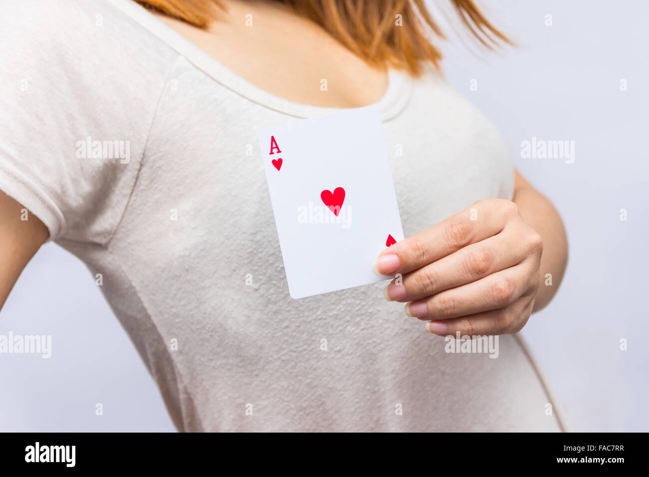 Giovane donna tenendo in mano la scheda di poker con combinazione di Full House. in mano di messa a fuoco e poker card. Foto Stock