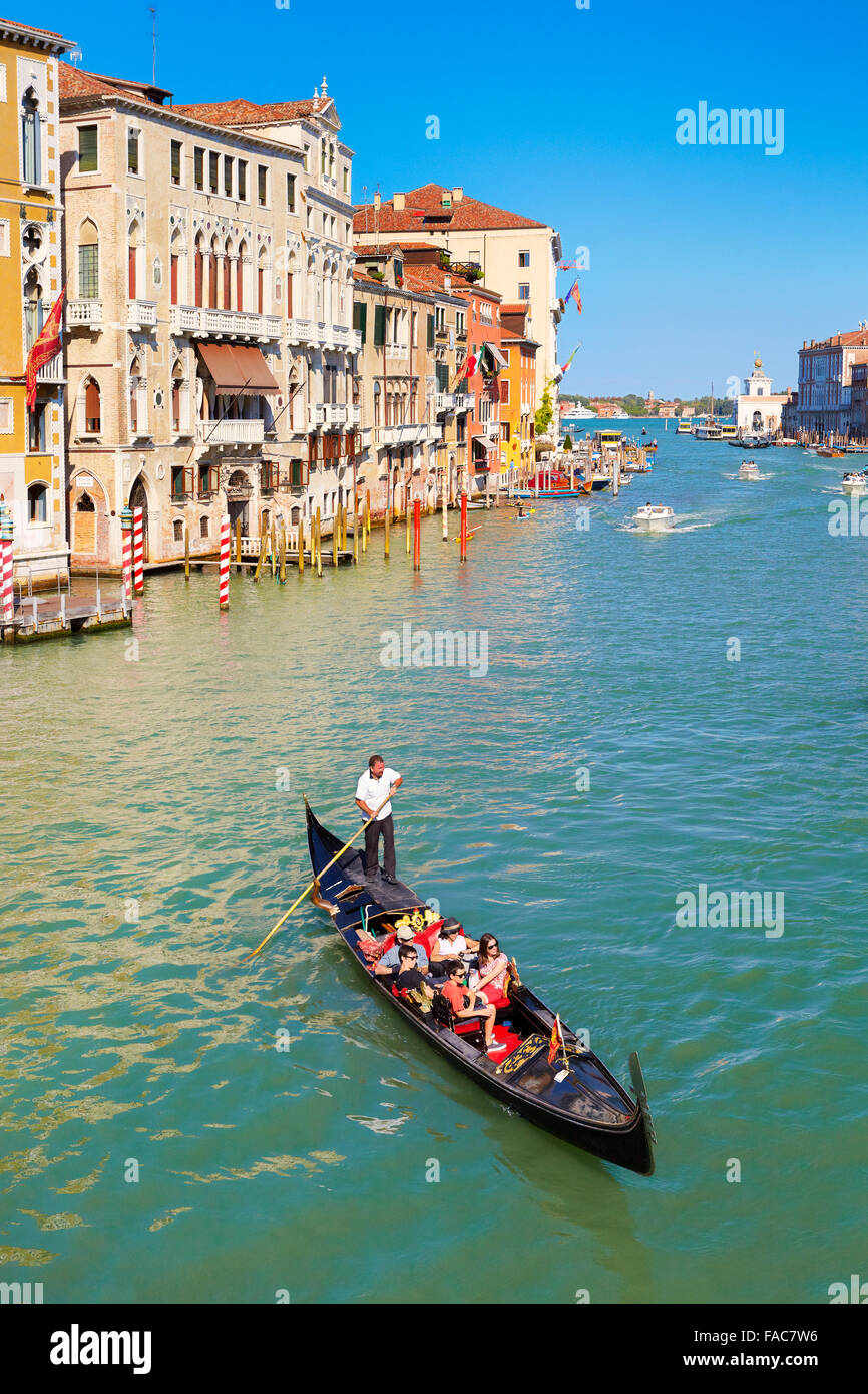 I turisti in gondola esplorando il Grand Canal, Venezia, Veneto, Italia, UNESCO Foto Stock