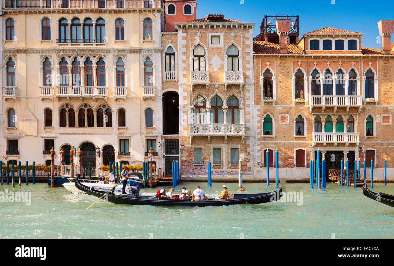 I turisti in gondola veneziana in Grand Canal, edifici storici in background, Venezia, Italia Foto Stock