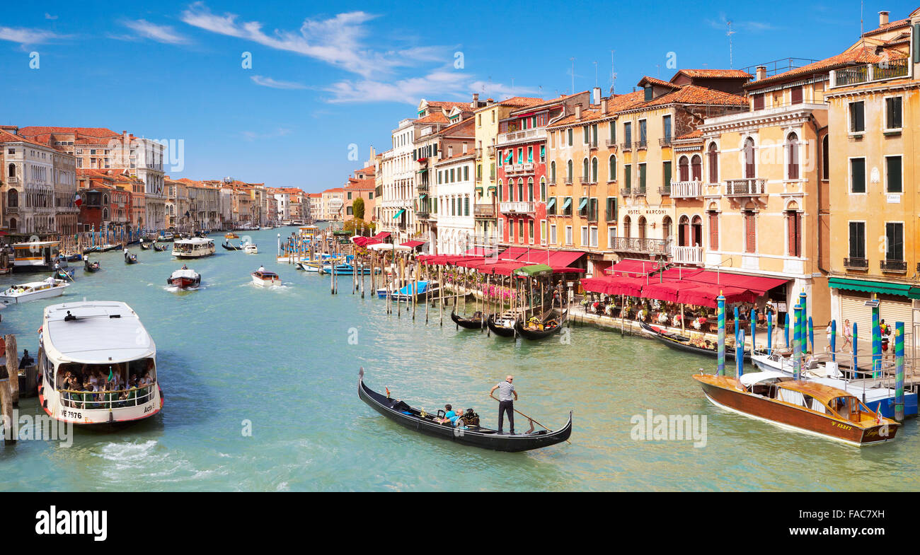 Il vaporetto e gondola sul Canal Grande di Venezia, Veneto, Italia Foto Stock