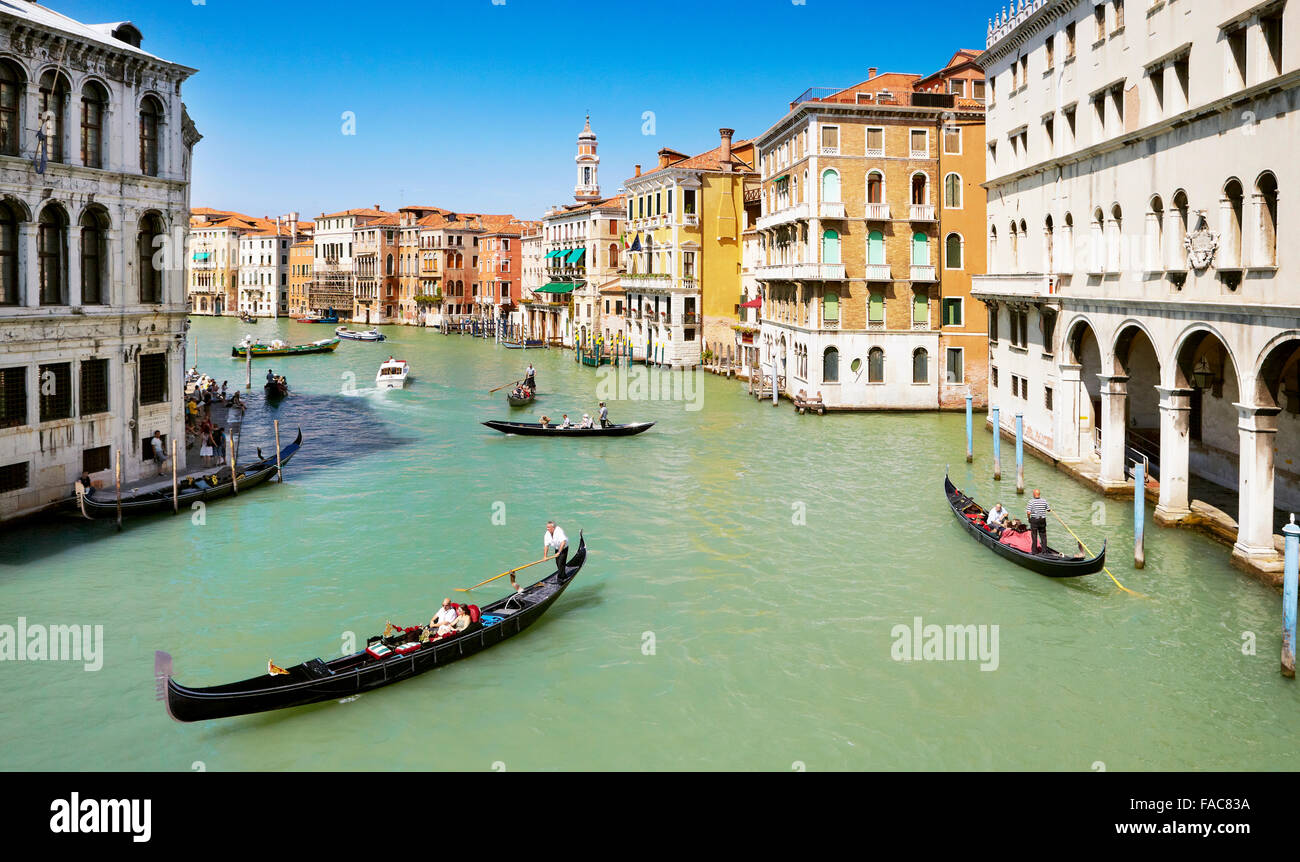 Venezia vista dal Ponte di Rialto - gondola sul Canal Grande di Venezia, UNESCO Foto Stock