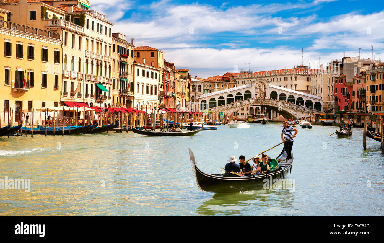 Gondola sul Canal Grande al Ponte di Rialto a Venezia, Italia, UNESCO Foto Stock