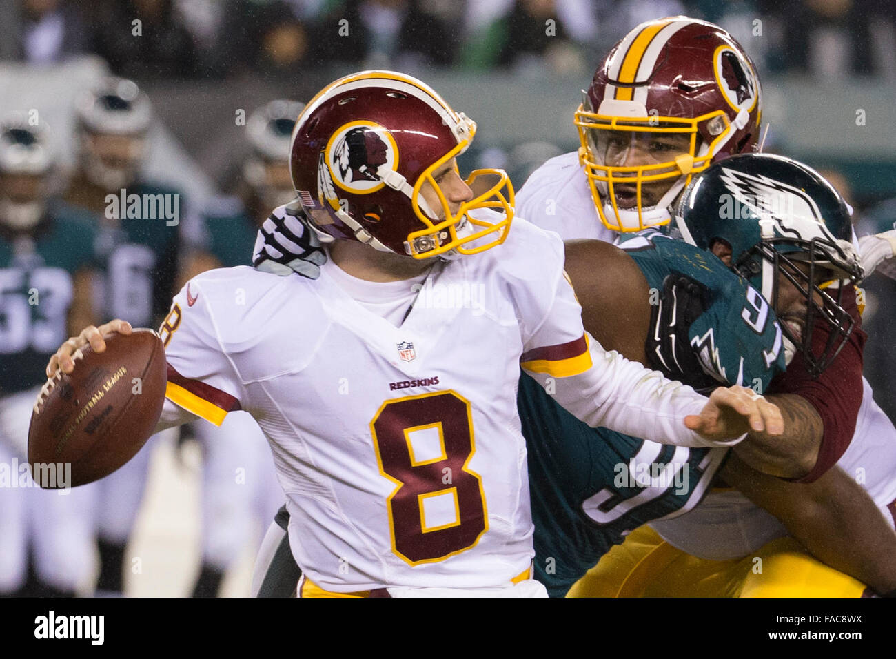 Dicembre 26, 2015: Philadelphia Eagles difensivo fine Fletcher Cox (91) esercita una pressione su Washington Redskins quarterback Kirk cugini (8) come egli ottiene passato Washington Redskins offensive guard Brandon Scherff (75) per il sacco durante il gioco di NFL tra Washington Redskins e Philadelphia Eagles al Lincoln Financial Field di Philadelphia, Pennsylvania. Washington Redskins ha vinto 38-24 per vincere la NFC East. Christopher Szagola/CSM Foto Stock