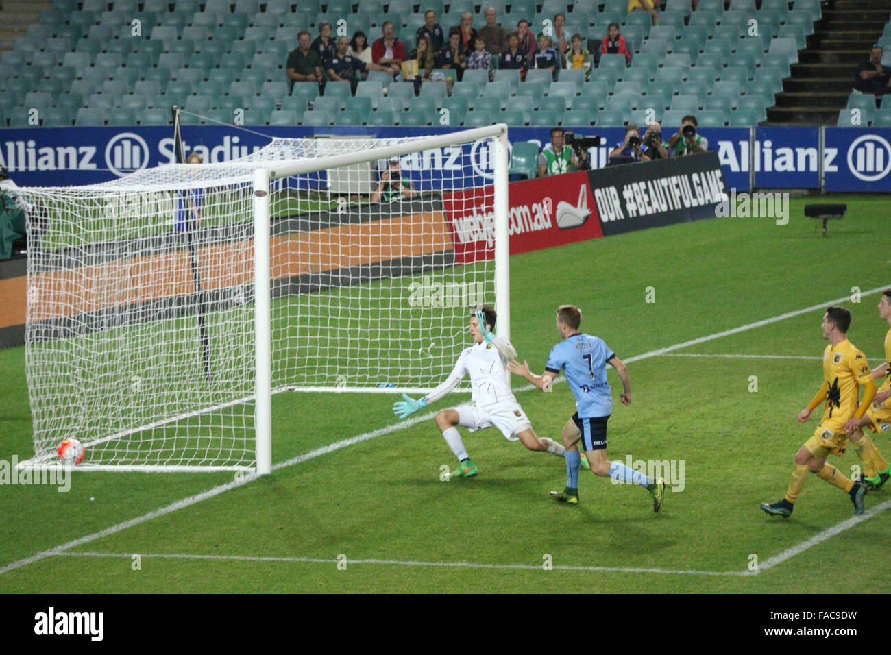 Sydney, Australia. Il 26 dicembre 2015. Sydney FC ha sconfitto il Central Coast Mariners da quattro obiettivi per uno nel round 12 A-League match presso lo stadio Allianz, Moore Park. Nella foto: un Sydney FC giocatore prende un colpo sull'obiettivo. Copyright: carota/Alamy Live News Foto Stock