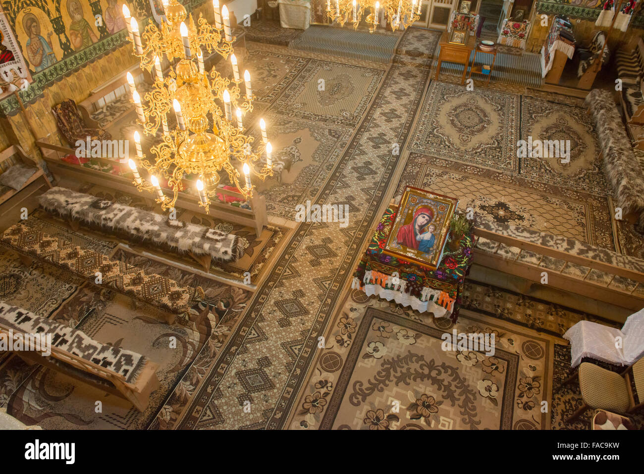 Interno di una chiesa cattolica di rito bizantino nel villaggio di Oncesti, Distretto di Maramures, Romania Foto Stock