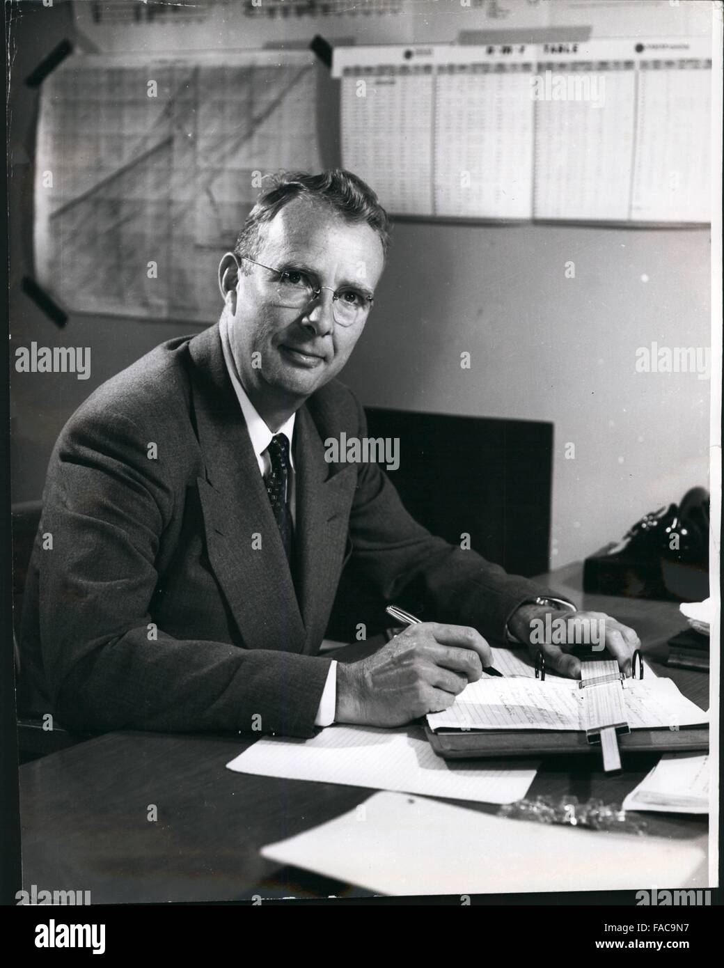 1968 - Il Dott. Luis Alvarez, professore di fisica e il gruppo leader in Lawrence Laboratorio di radiazione, presso la University of California a Berkeley. Il dott. Alvarez è lo scopritore di trizio, elio-3 e co-scopritore di numerose particelle nucleari. Durante la II Guerra Mondiale ha sviluppato una massa avvicinamento controllato il radar. Egli ha sviluppato il primo proton acceleratore lineare nel periodo del dopoguerra, il primo liquido bolle di idrogeno camera e le apparecchiature per la manipolazione di dati utilizzati con tale apparecchiatura. Il dott. Luis W. Alvarez (57), 1968 Premio Nobel per la fisica vincitore. © Keystone Pictures USA/ZUMAPRESS.com/Alamy Live News Foto Stock