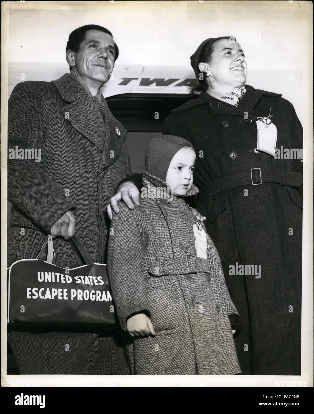 1968 - Mc Quine Air Force Sase, N.J.: il loro primo sguardo in America e nuovo trovato la libertà è preso da questa famiglia di rifugiati ungheresi come fanno un passo fuori i TWA costellazione internazionale che ha volato qui oggi da Monaco di Baviera, Germania. Madre Ilona e Padre Liendor stare dietro i loro sei anni e mezzo che son Csaba. Essi erano tra 120 rifugiato volato oggi da TWA. © Keystone Pictures USA/ZUMAPRESS.com/Alamy Live News Foto Stock