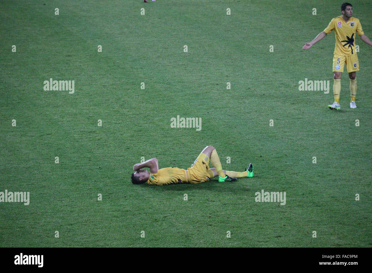 Sydney, Australia. Il 26 dicembre 2015. Sydney FC ha sconfitto il Central Coast Mariners da quattro obiettivi per uno nel round 12 A-League match presso lo stadio Allianz, Moore Park. Nella foto: Central Coast Mariners' giocatore Harry Ascroft appelli all'arbitro come un compagno di squadra si trova sul terreno. Copyright: carota/Alamy Live News Foto Stock