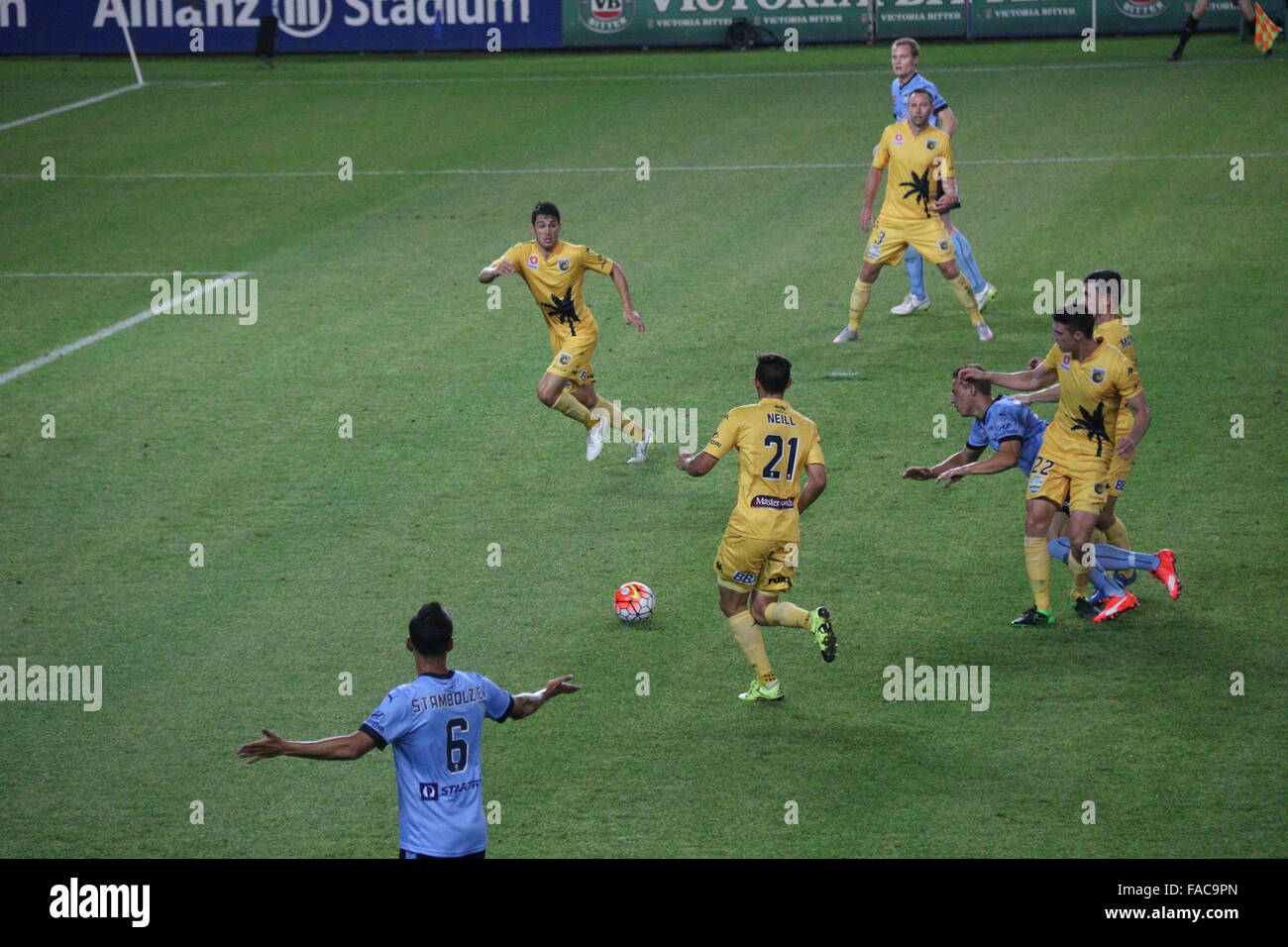 Sydney, Australia. Il 26 dicembre 2015. Sydney FC ha sconfitto il Central Coast Mariners da quattro obiettivi per uno nel round 12 A-League match presso lo stadio Allianz, Moore Park. Nella foto: Sydney FC player Alex Gersbach tenta di rompere attraverso il Central Coast Mariners' difesa. Copyright: carota/Alamy Live News Foto Stock