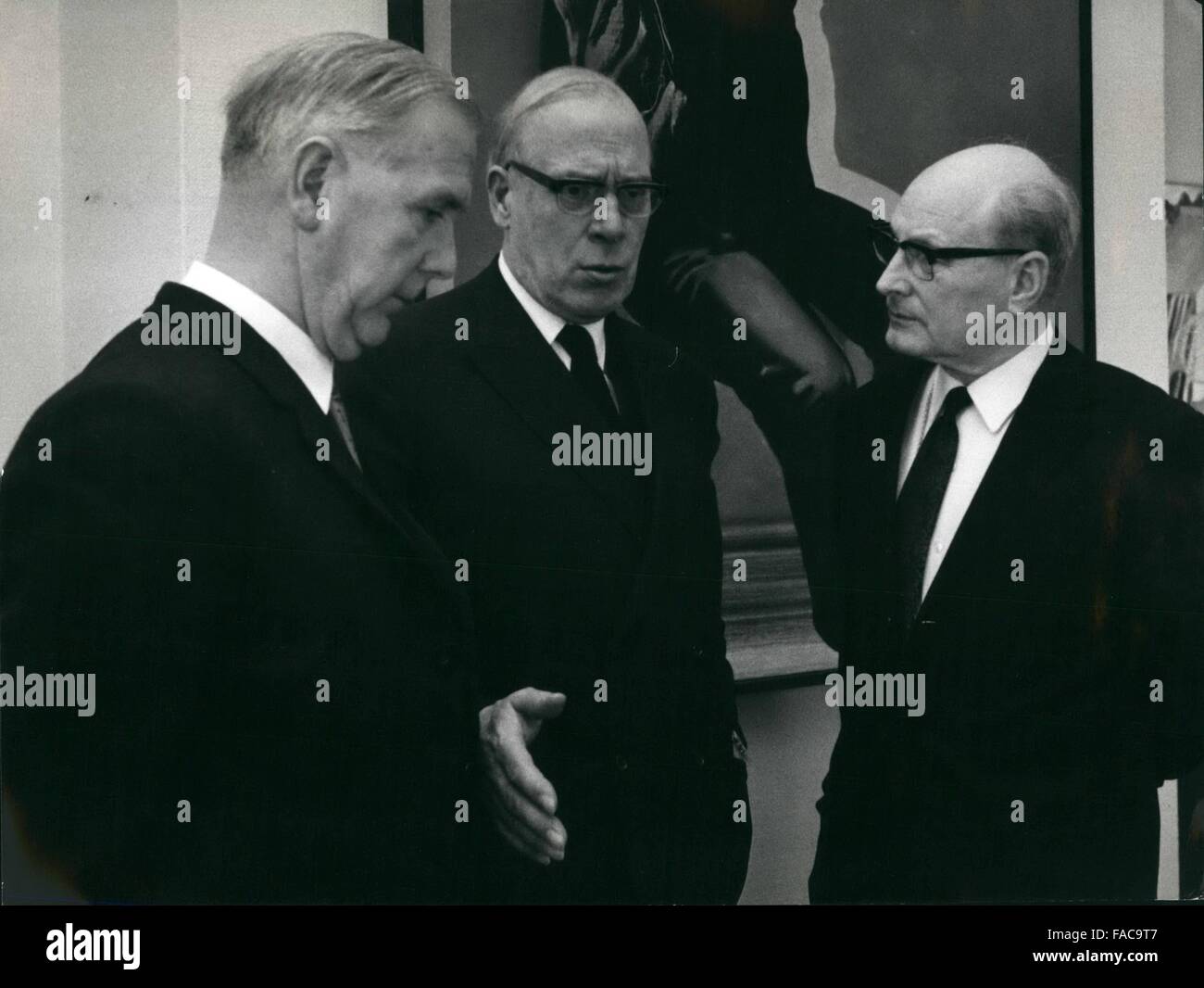 1958 - ''Le chiese restasse a portare fino Country-Men circa Assistenza ai paesi sottosviluppati'' le chiese restasse per utilizzare il 20 per cento dei mezzi investiti nei paesi sottosviluppati per portare il proprio paese-uomini per capire che ot non è una questione di carità ma di un cambiamento strutturale dell'economia mondiale. Il segretario generale del Consiglio Mondiale delle Chiese, Medico Eugene Carson Blake, di cui a questo pronunciamento formano un WCC-conferenza quando il Nordic ecumenico a-conferenza si è conclusa a Stoccolma. Se le chiese devono sostenere un programma di sviluppo si deve soprattutto contrib Foto Stock