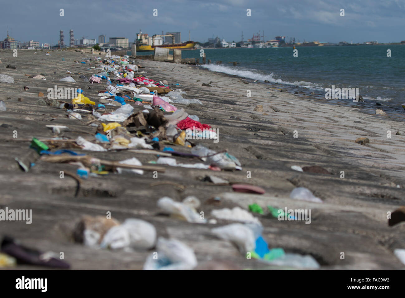 La marea sfuggente lascia una linea spessa principalmente di immondizia di plastica lungo l alta marea vicino al porto di Cebu, Filippine Foto Stock