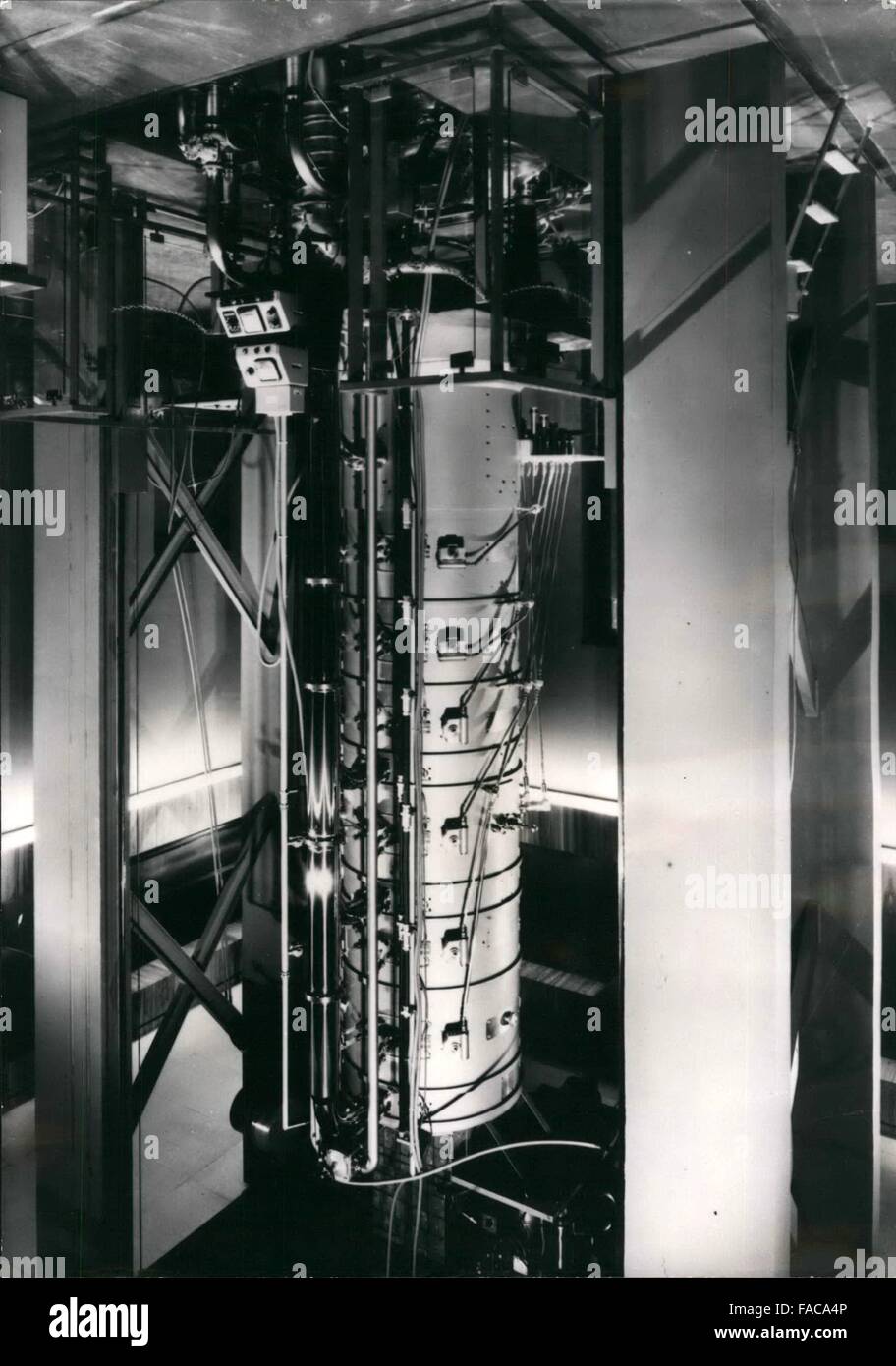 1972 - Viene riportata di seguito la traduzione della didascalia nella foto il più grande del mondo di microscopio: Il Direttore della centralina elettronica di laboratorio ottico di Tolosa, il sig. Dupouy, presenta i mondi più grande microscopio elettronico per l'Accademia francese delle scienze. Esso azionato a 3 milioni di volt e permette di vedere attraverso campioni sottili di metallo, come pure una migliorata allargamento, dando così una migliore immagine. M. Dupouy spera di essere in grado di aumentare la capacità di questo strumento fino a 3,5 milioni di volt. © Keystone Pictures USA/ZUMAPRESS.com/Alamy Live News Foto Stock