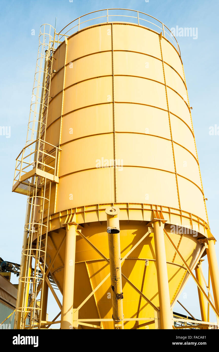 Silos industriali per la produzione di calcestruzzo Foto Stock