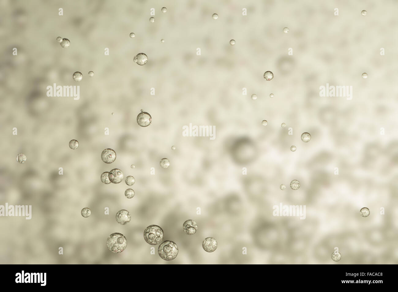 Molte piccole bolle in un bicchiere di acqua Foto Stock
