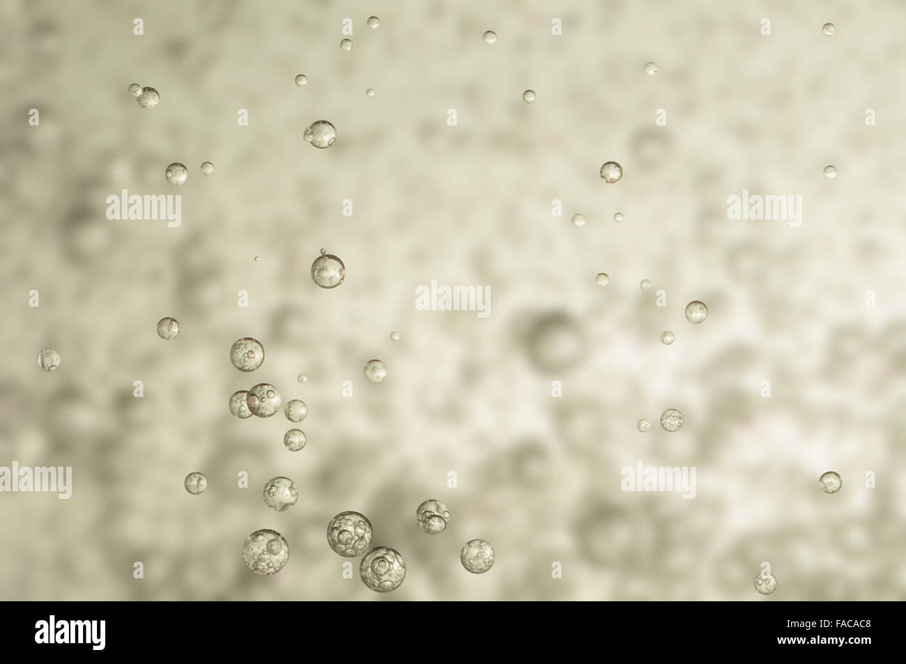 Molte piccole bolle in un bicchiere di acqua Foto Stock Molte piccole bolle in un bicchiere di acqua Foto Stock