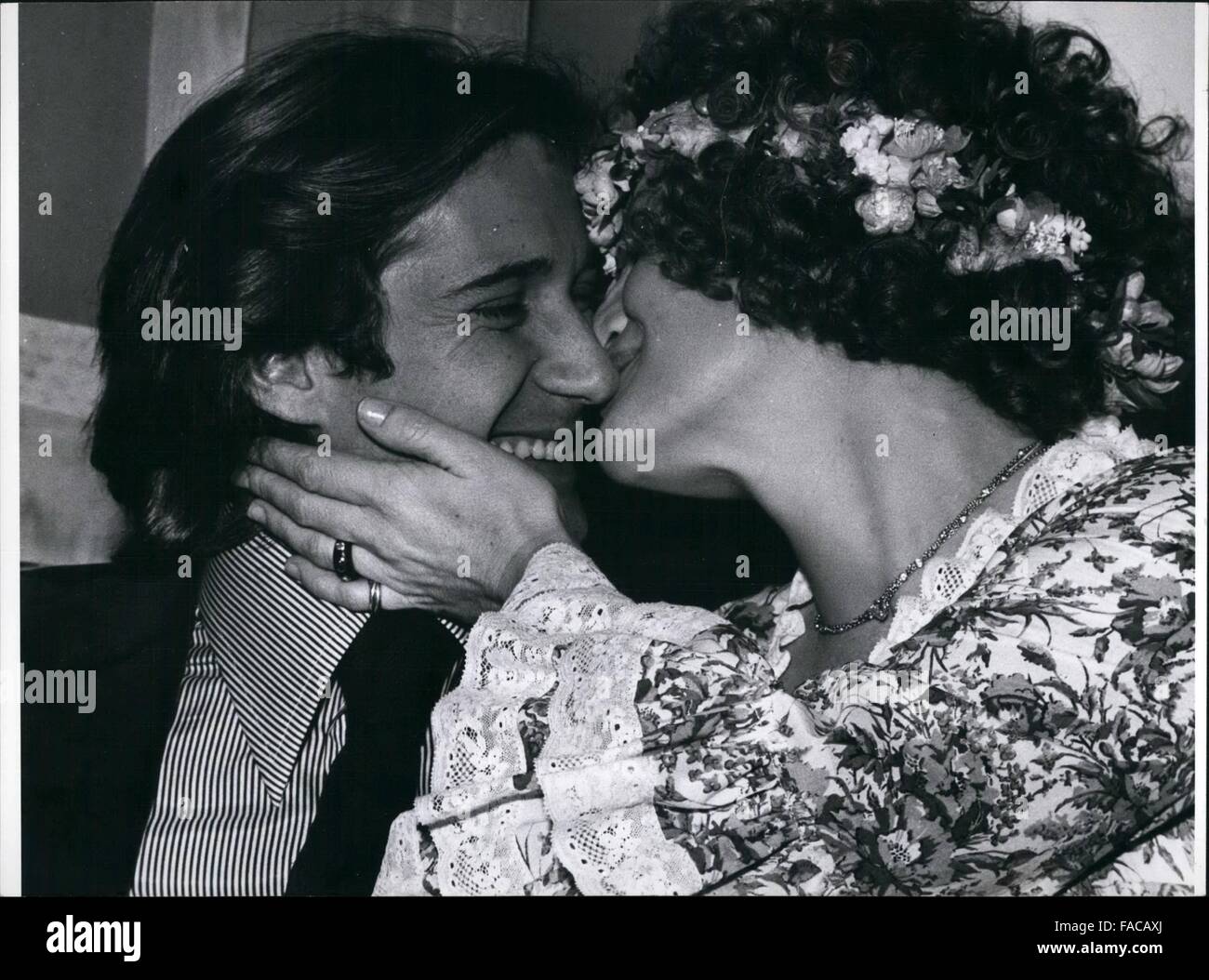 1975 - Romy Schneider sposati a Berlino : il 18 dicembre 1975, mondo famosa attrice Romy Schneider (37) sposò a Berlino il suo segretario privato di molti anni, Daniel Biasini (27). La nostra immagine mostra il youple dopo le nozze in Berlin hotel ''Gehrhus' © Keystone Pictures USA/ZUMAPRESS.com/Alamy Live News Foto Stock