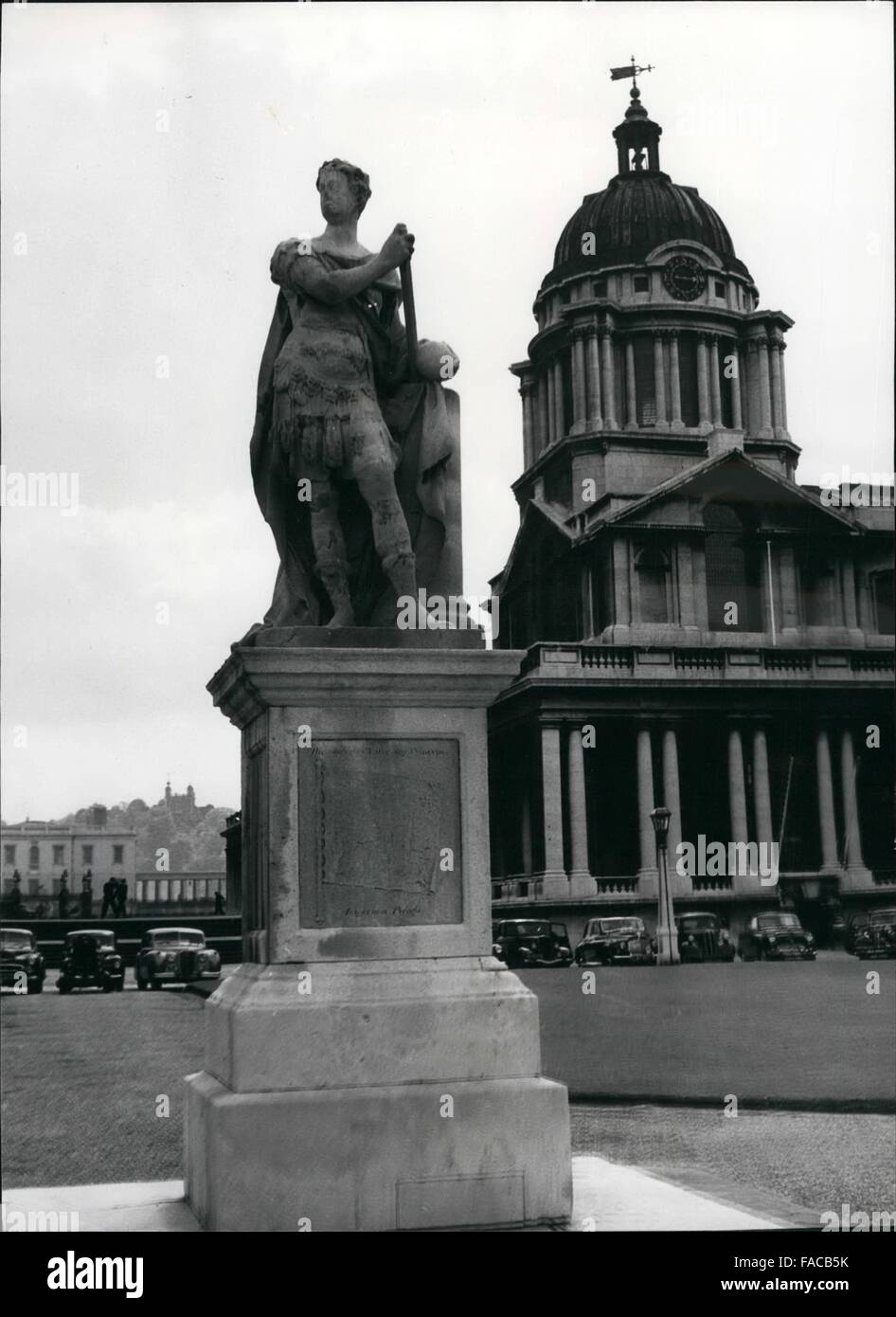 1980 - Greenwich Palace. La statua di Re Giorgio II che è la caratteristica centrale della grande piazza e mostrando la sala dipinta con la sua cupola in background. La statua è stata presentata al Greenwich dall ammiraglio sir John Jennings che divenne governatore nel 1720, nella gratitudine per il modo in cui il re aveva robustamente confutato la carica che Jennings aveva connives presso la fuga del pretendente. La statua di Michael Rysbrack ed è detto di essere scolpito nel marmo prese da una nave francese da Sir George Rooke, sotto il quale Jennings aveva servito alla cattura di Gibilterra. (Credito Immagine: © Keystone Pict Foto Stock