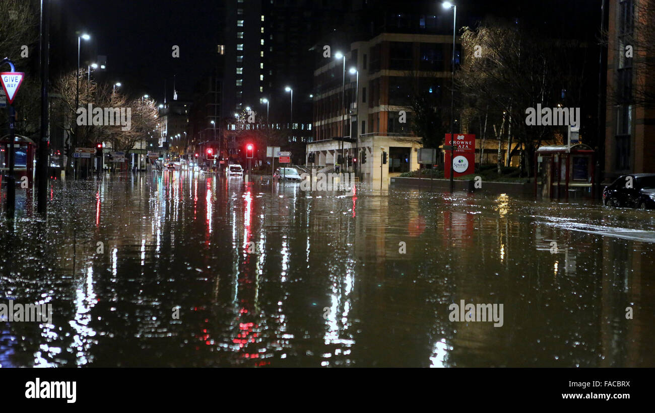 Kirkstall, Leeds, Regno Unito. Il 27 dicembre, 2015. GV mostra Kirkstall Road allagata residenti a Leeds di fronte un trepidante la notte dopo un grave allarme alluvione è stato rilasciato per le parti del centro della citta'. Agenzia per l'ambiente funzionari ha emesso un avviso di colore rosso - la massima allerta - per parti del centro città tra cui sovrano Street, le chiamate e Clarence Dock. Il fiume Aire a Leeds Crown Point, solitamente ad un'altezza di 0,9 metro era salito a 2,95 metri a 1am, la sua precedente era alta 2,45 metri registrato nel giugno 2007. Credito: uknip/Alamy Live News Foto Stock