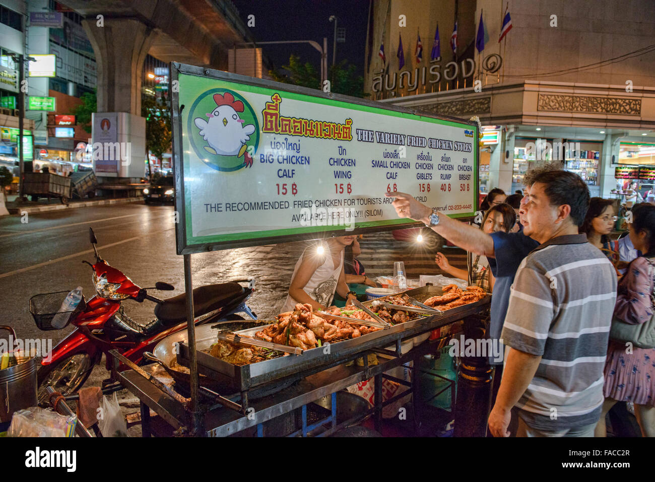 Pollo fritto fornitore su strada a Bangkok, in Thailandia Foto Stock