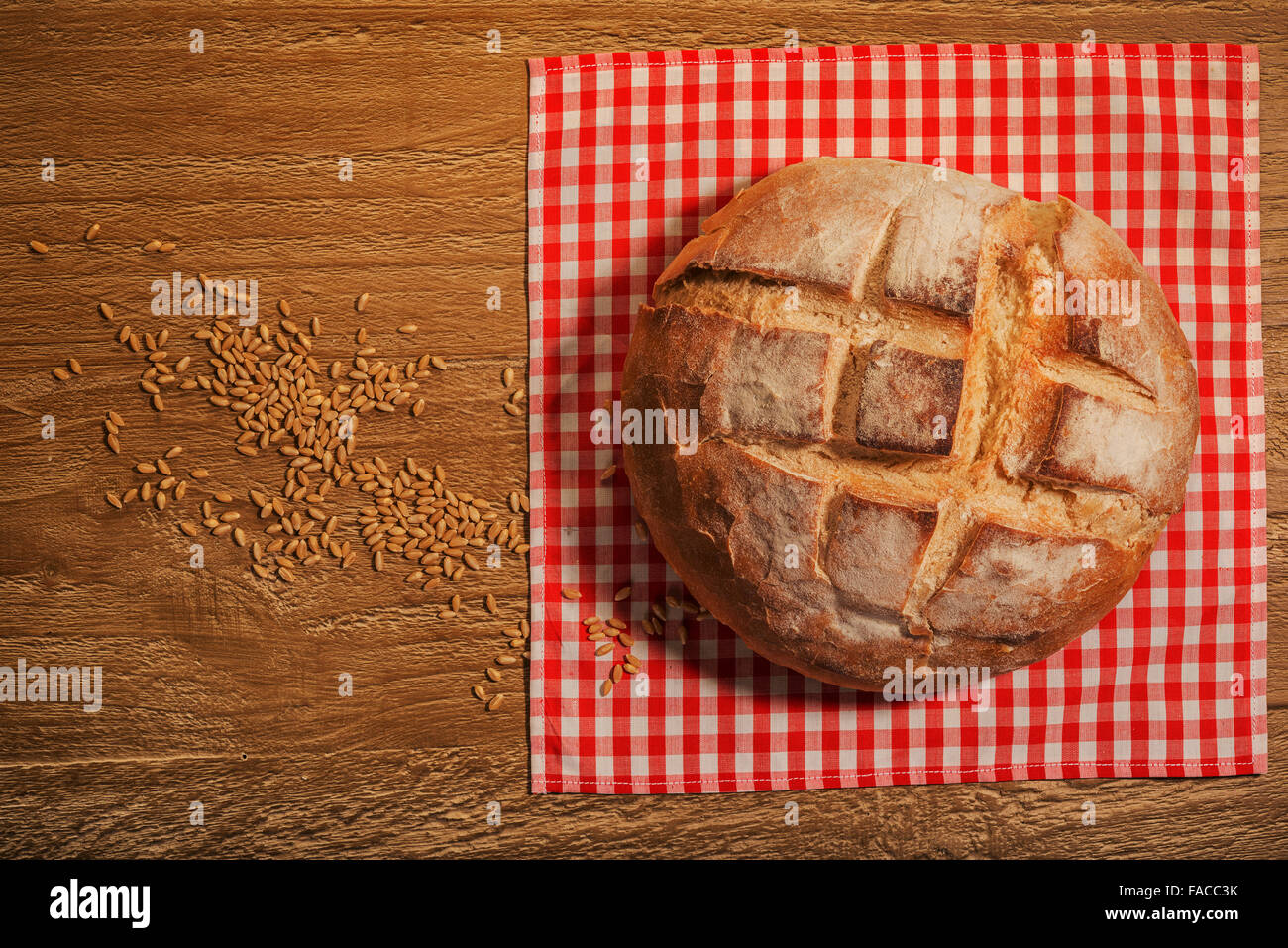 Filone di freschi fatti in casa di pasta acida pane sul tavolo di legno Foto Stock
