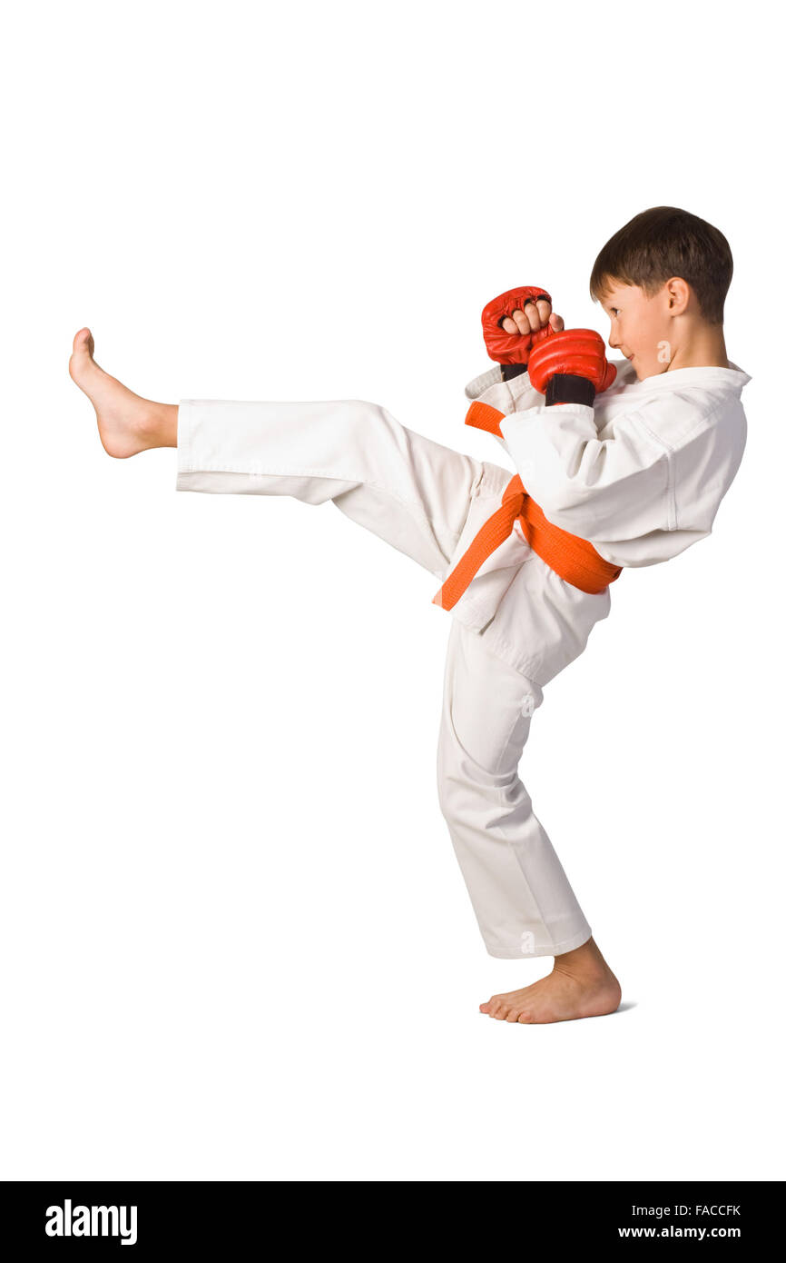 Un giovane ragazzo aikido fighter in kimono bianco che mostra le arti marziali isolato su bianco Foto Stock