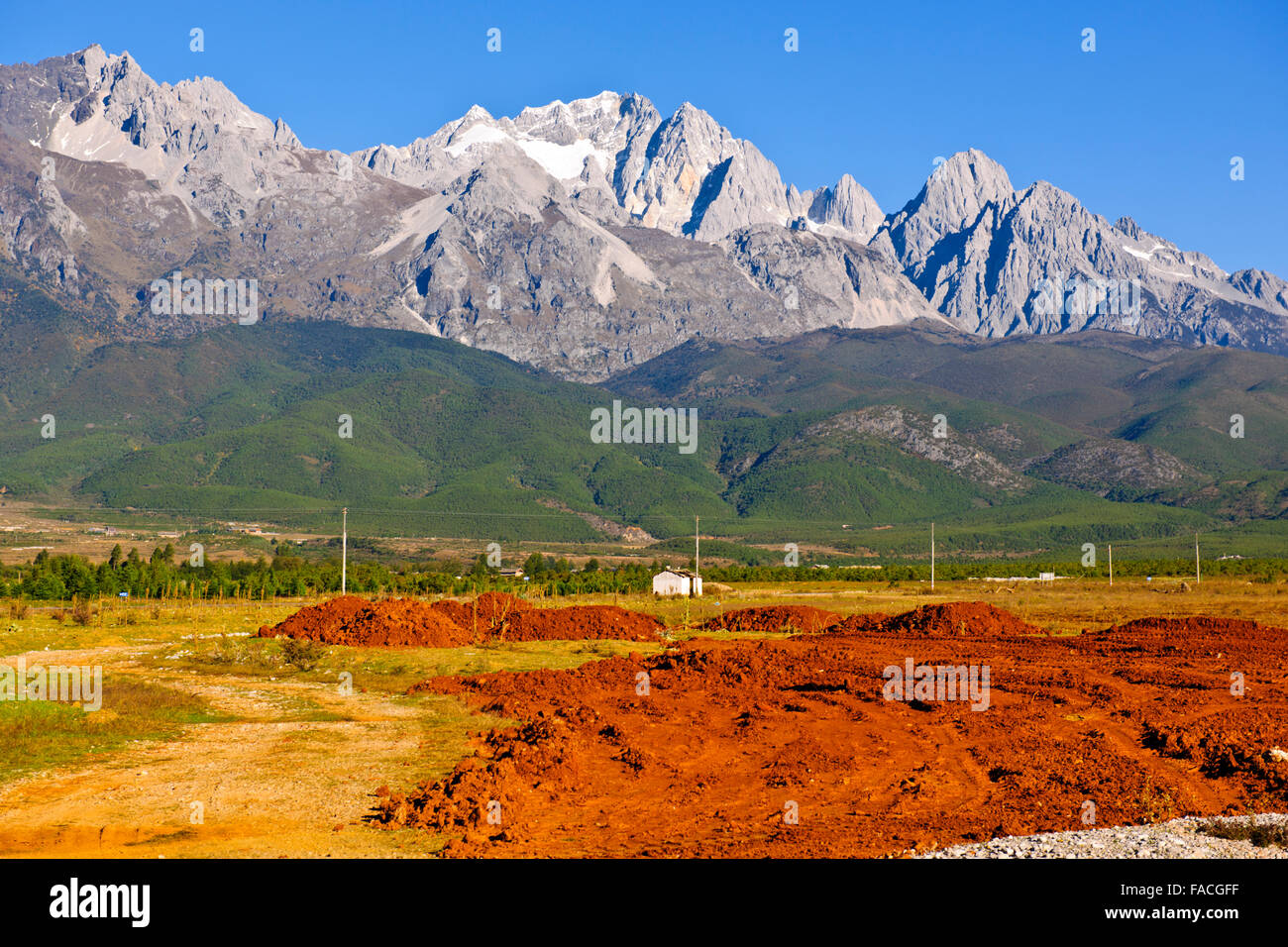 Jade Dragon Snow Mountain,popolare destinazione turistica con la Funivia,prati circondati da foreste e bandiere di preghiera,Fortuna fascino,nella provincia dello Yunnan,PRC,mento Foto Stock