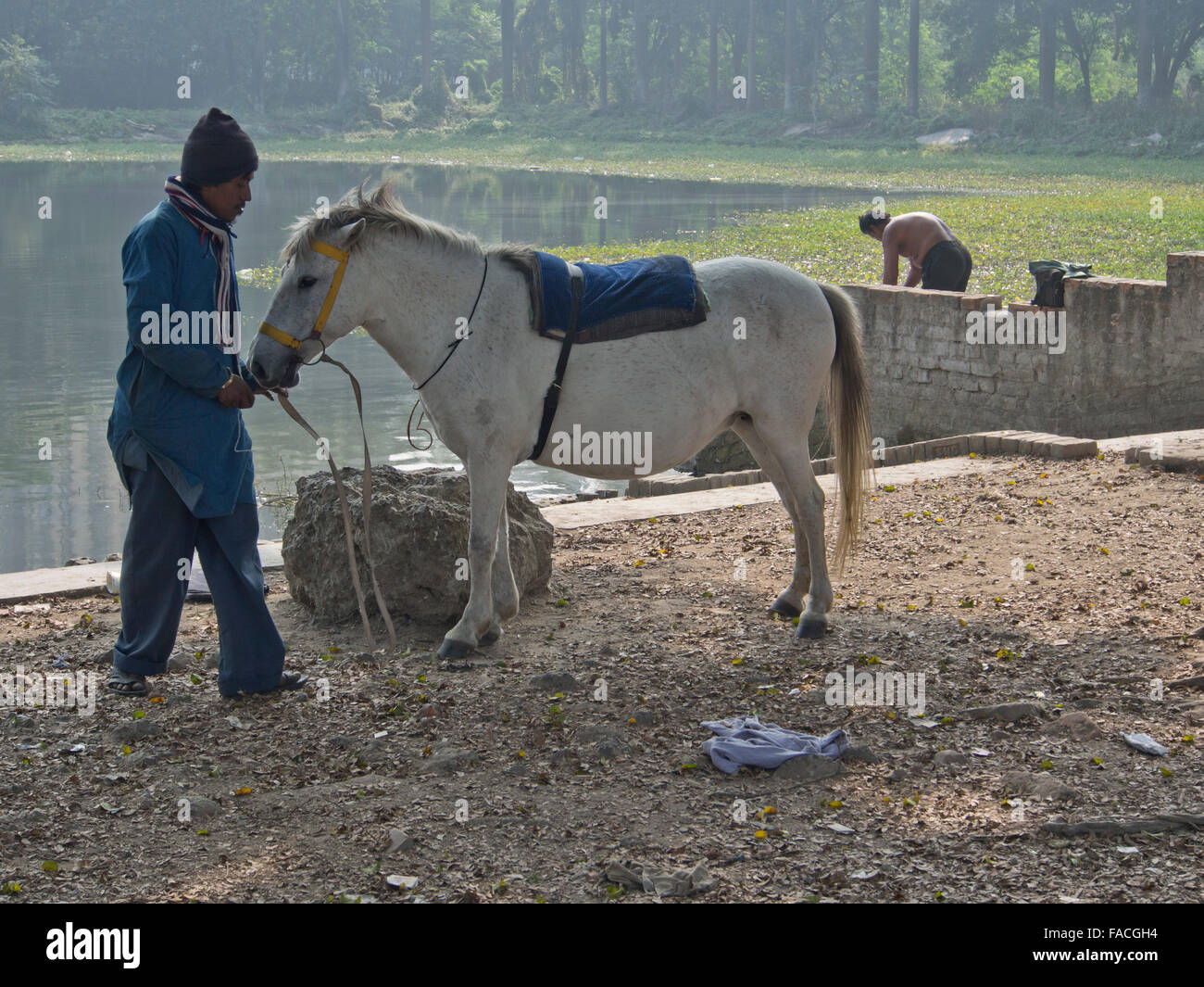 Uomo a cavallo per turisti nel lago del parco di Maidan in Kolkata, India Foto Stock