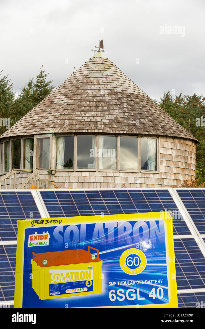 Una casa verde alimentato da energia eolica e solare in Scoraig, in NW Scozia, una delle più remote europee sul territorio continentale del Regno Unito, home Foto Stock