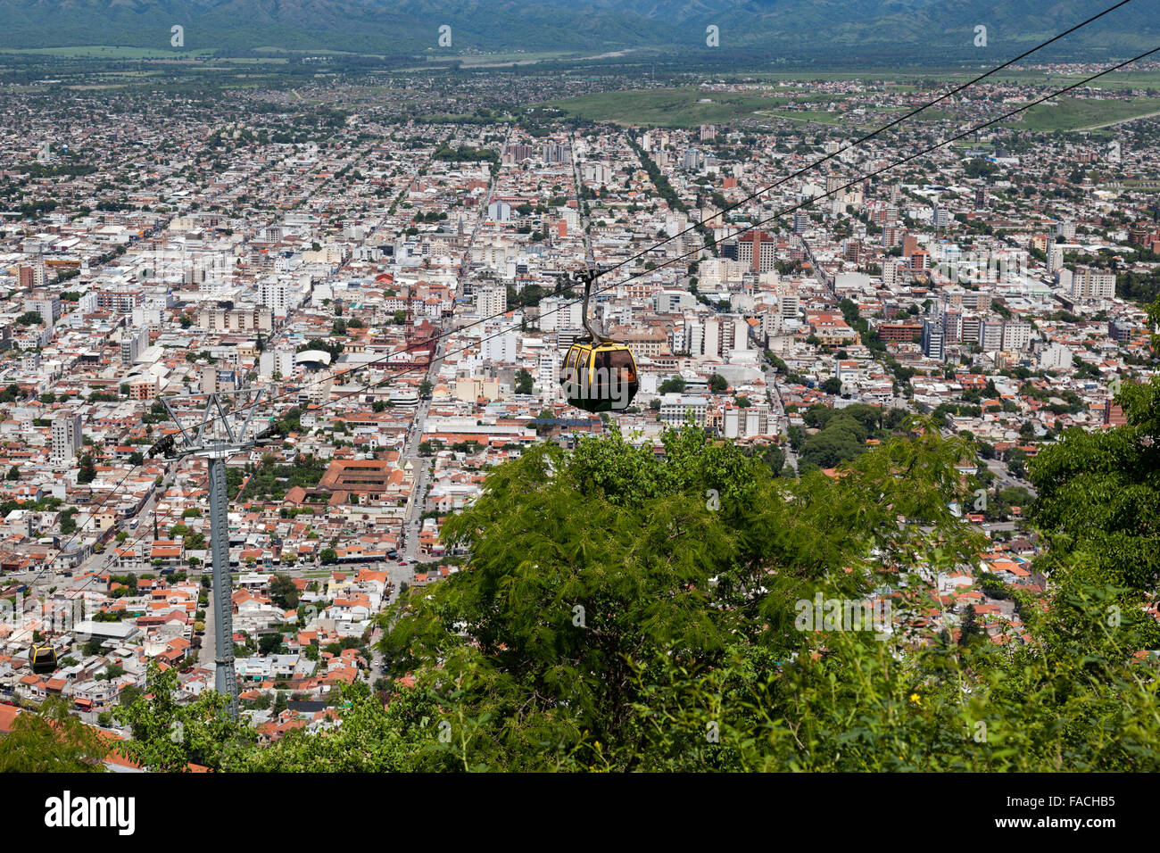 Vista aerea della città con la funivia, Salta, Argentina, Sud America Foto Stock