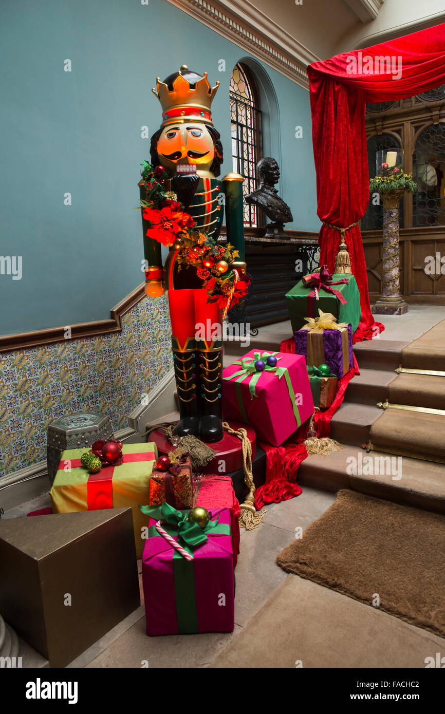 Regno Unito, Inghilterra, Cheshire, Knutsford, Tatton Hall, schiaccianoci themed le decorazioni di Natale in famiglia ingresso Foto Stock